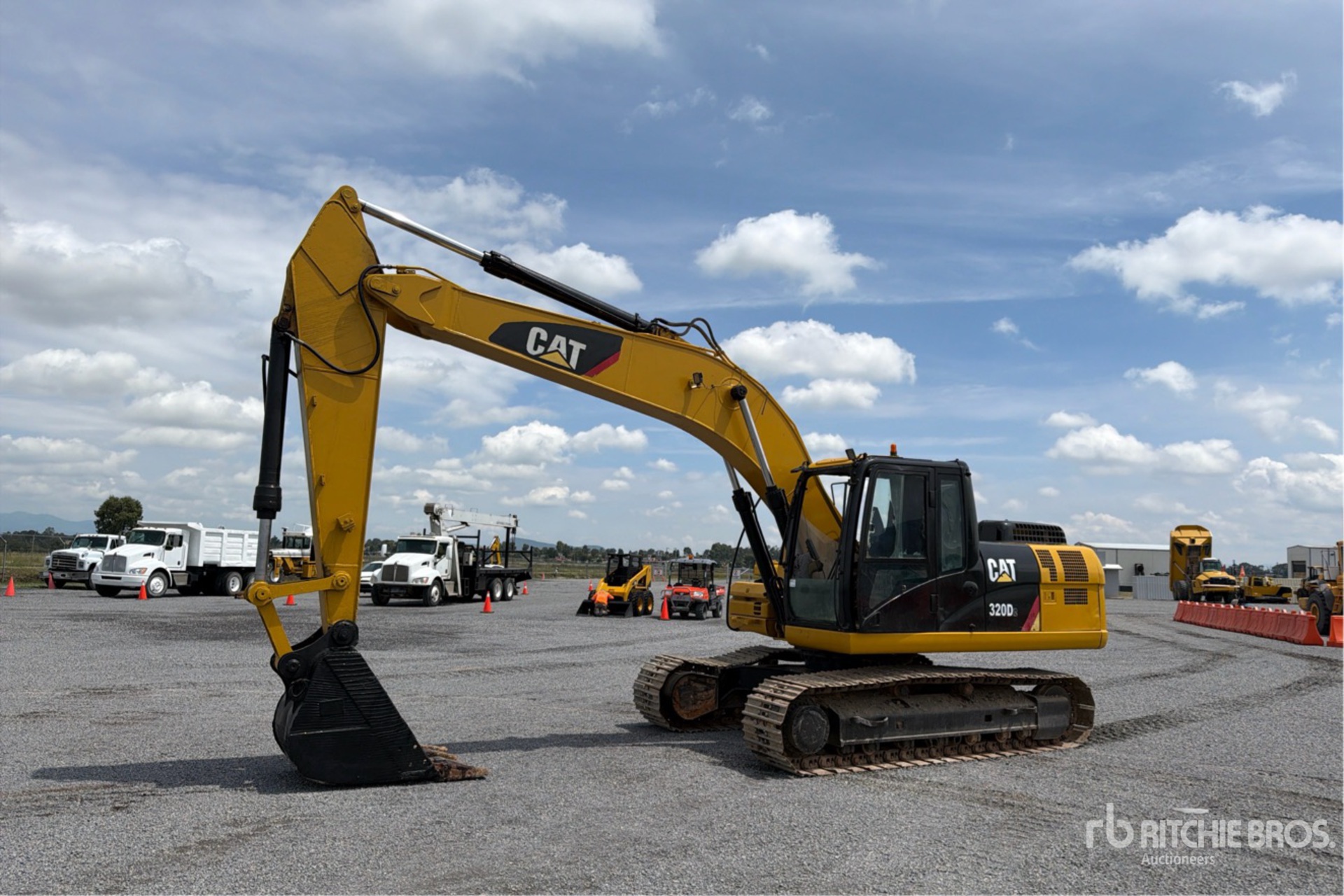 2015 Caterpillar 320D2