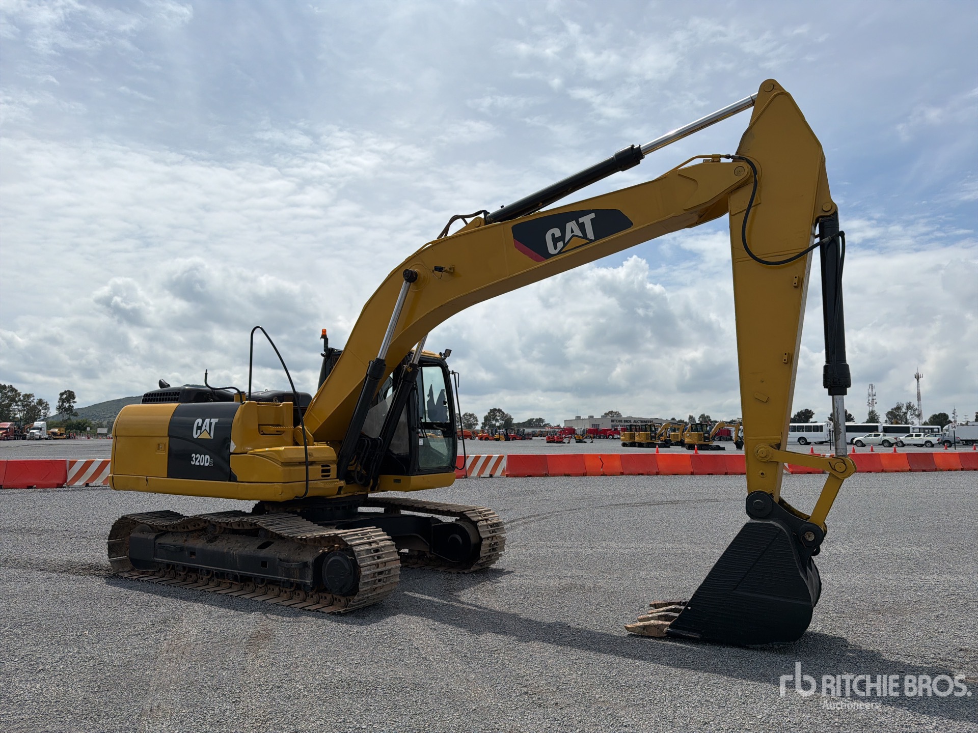 2015 Caterpillar 320D2