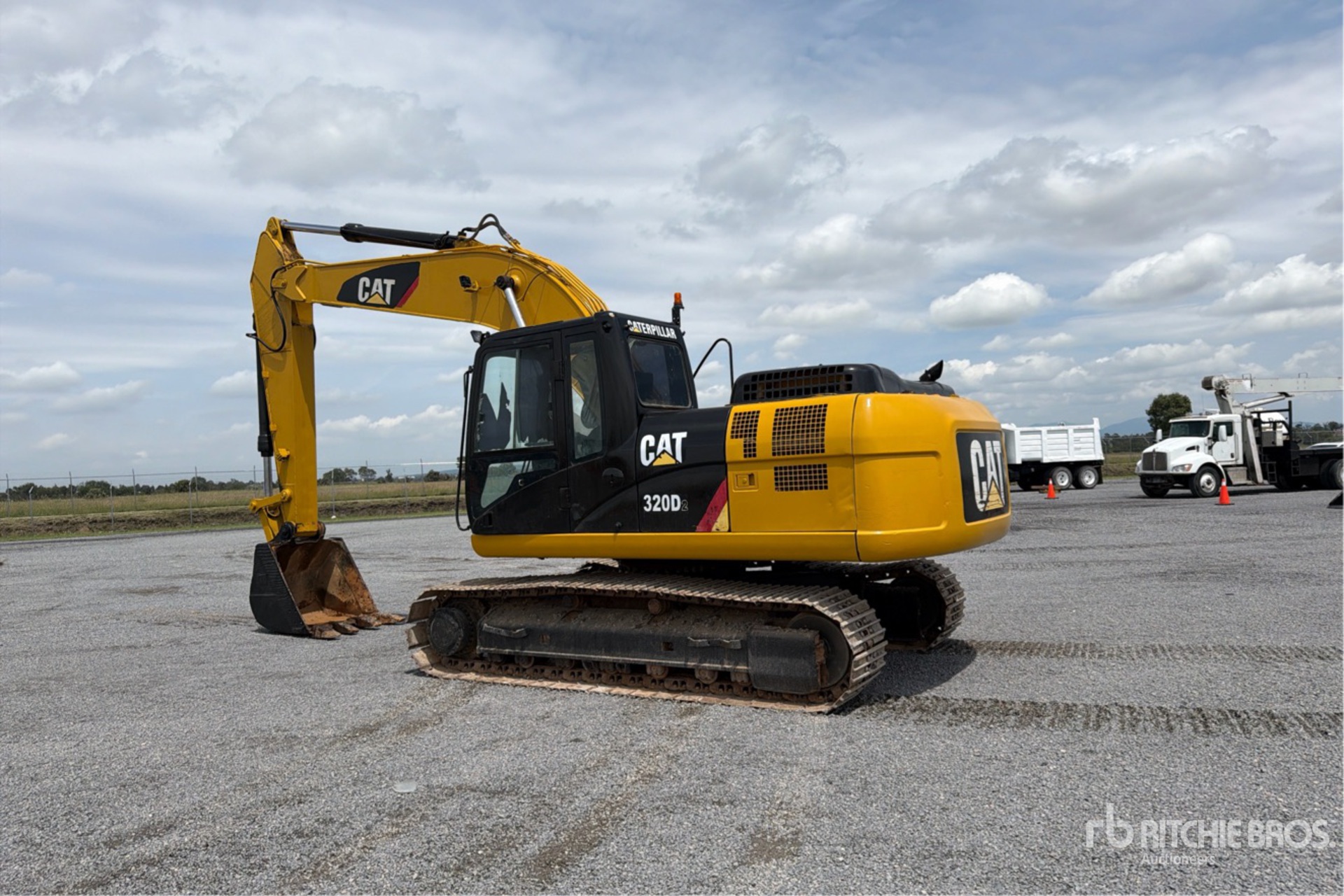 2015 Caterpillar 320D2