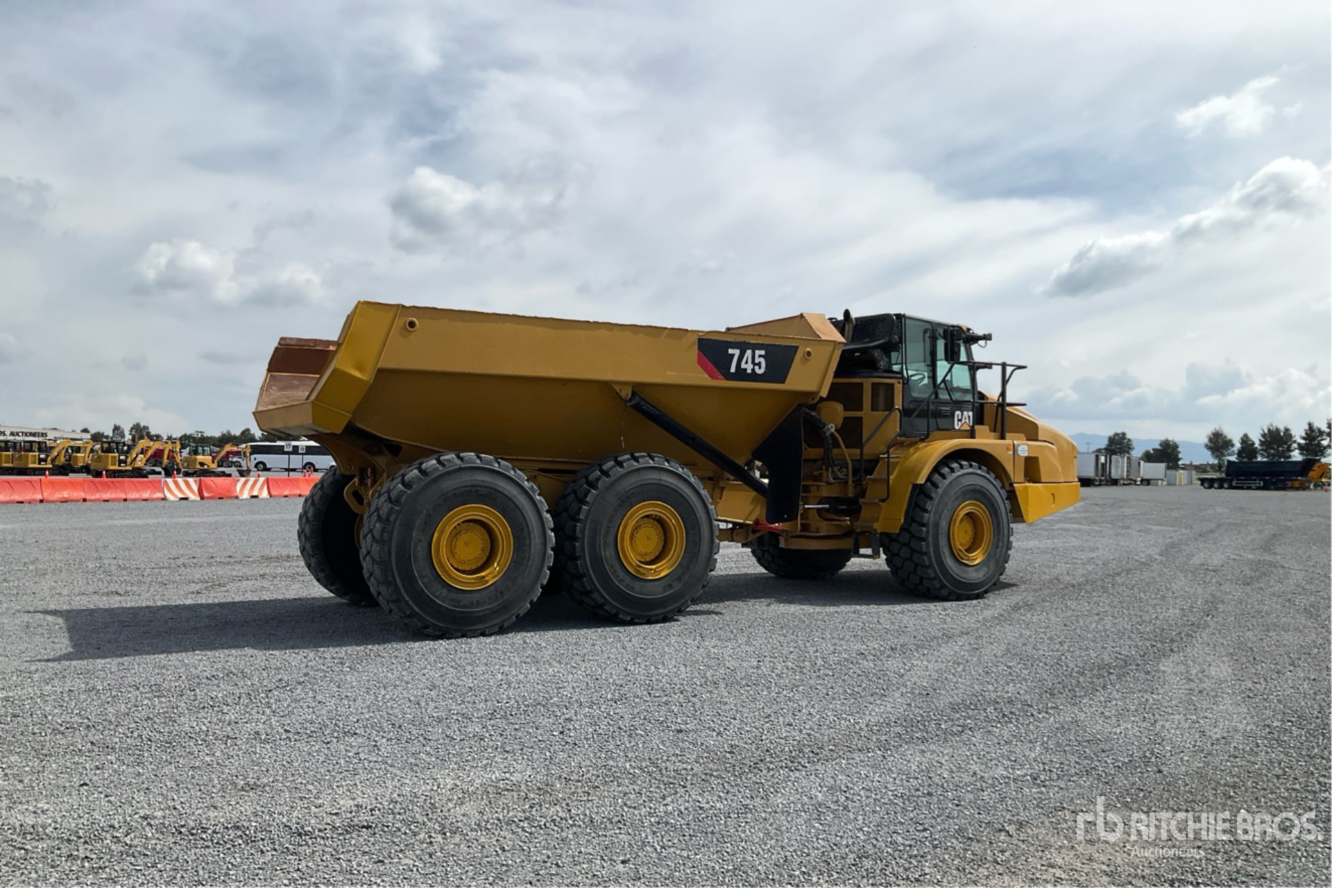 2017 Caterpillar 745
