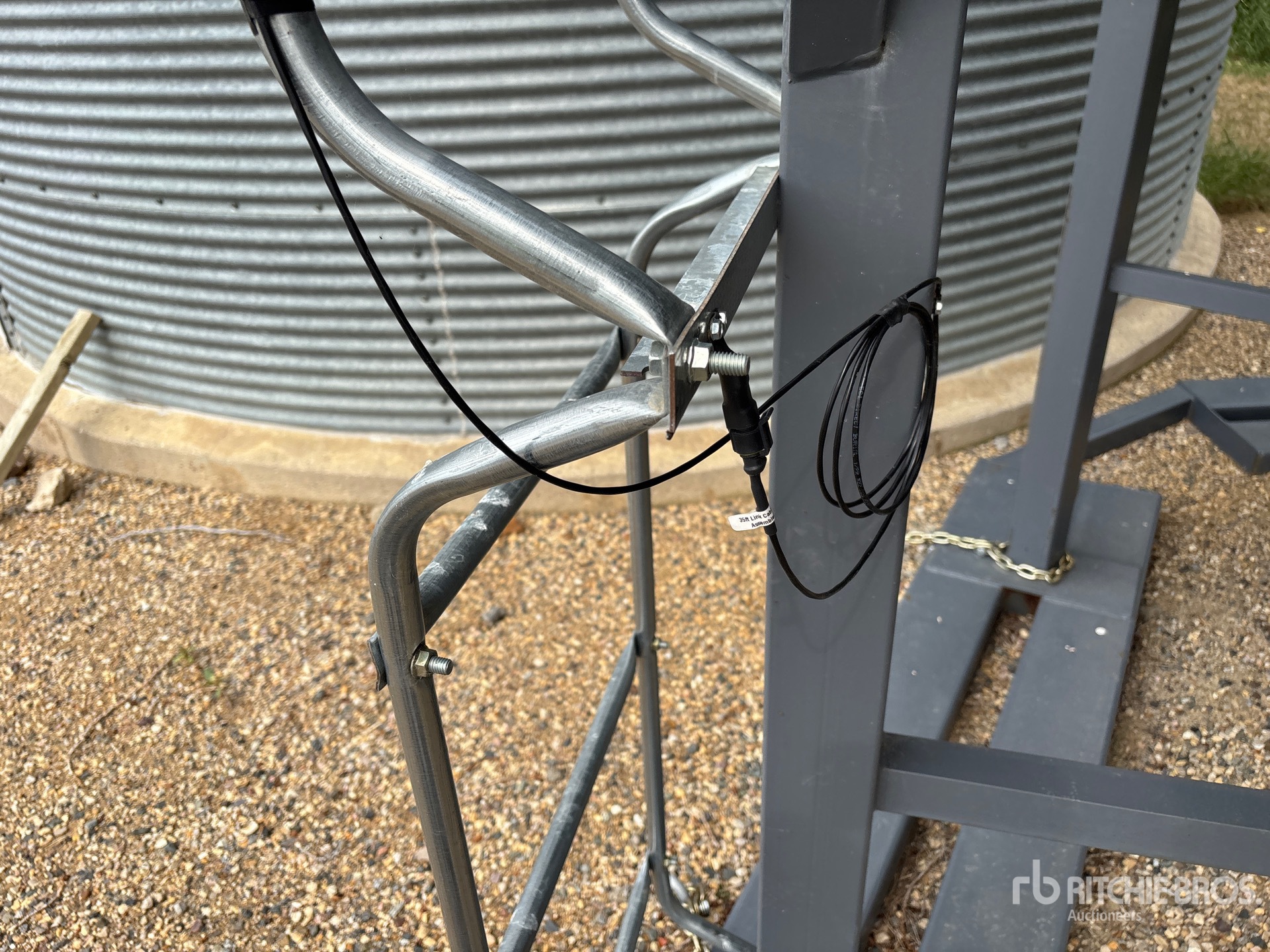 Rosco +/- 4400 bu 6 Ring Hopper