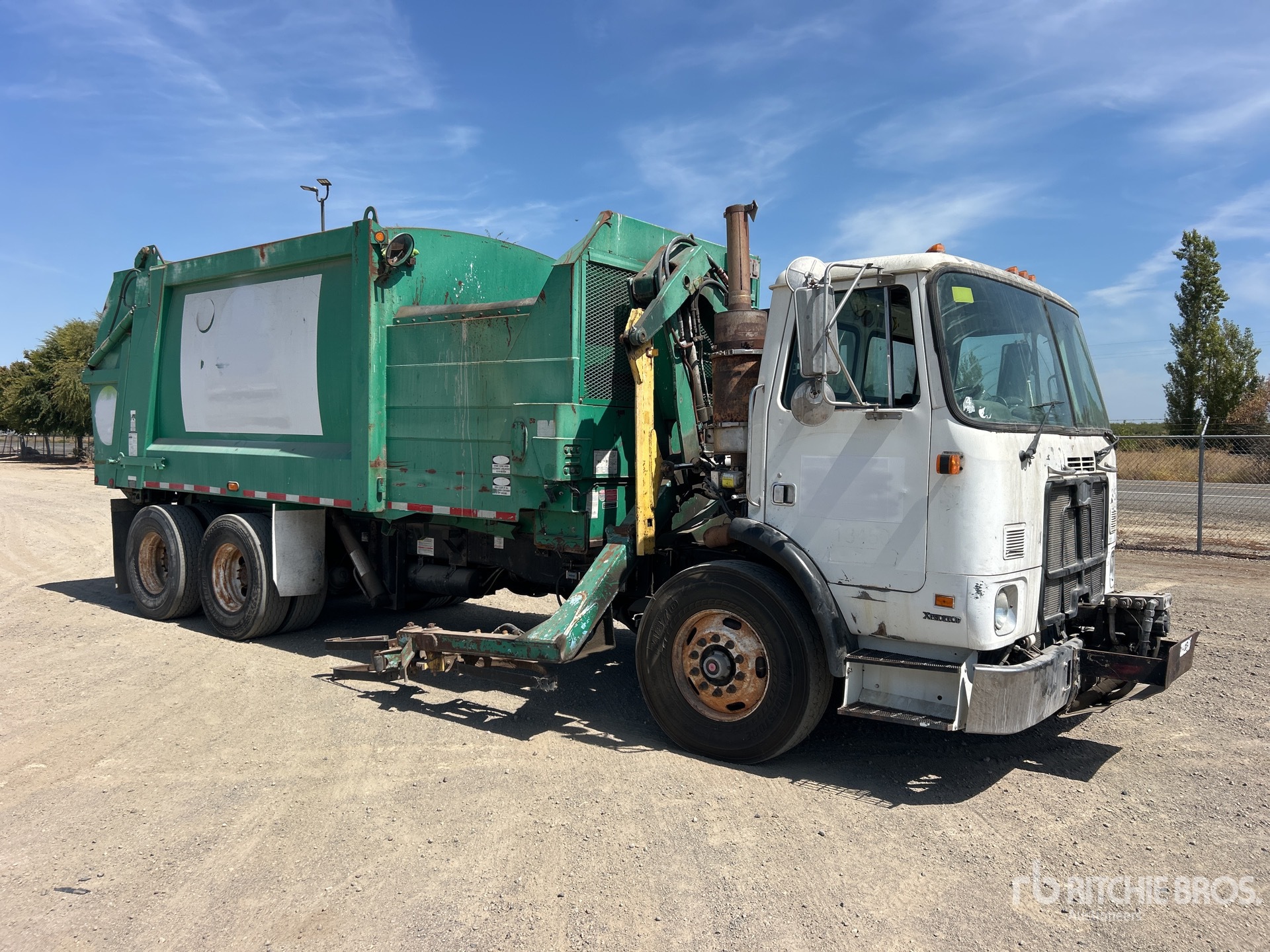 2007 Autocar 6X4 SIDE LOADER