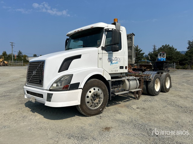 2004 Volvo VNL T/A Day Cab Truck Tractor