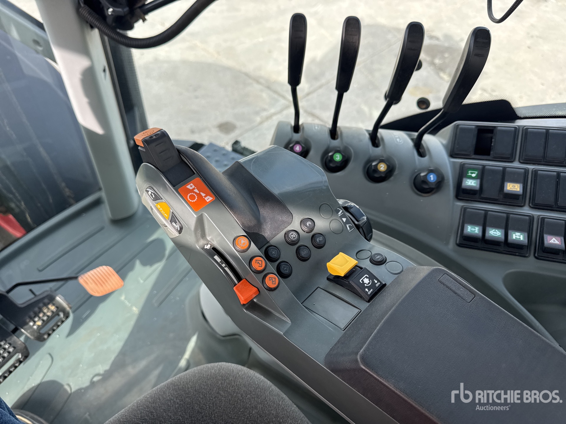2017 Claas AXION 800