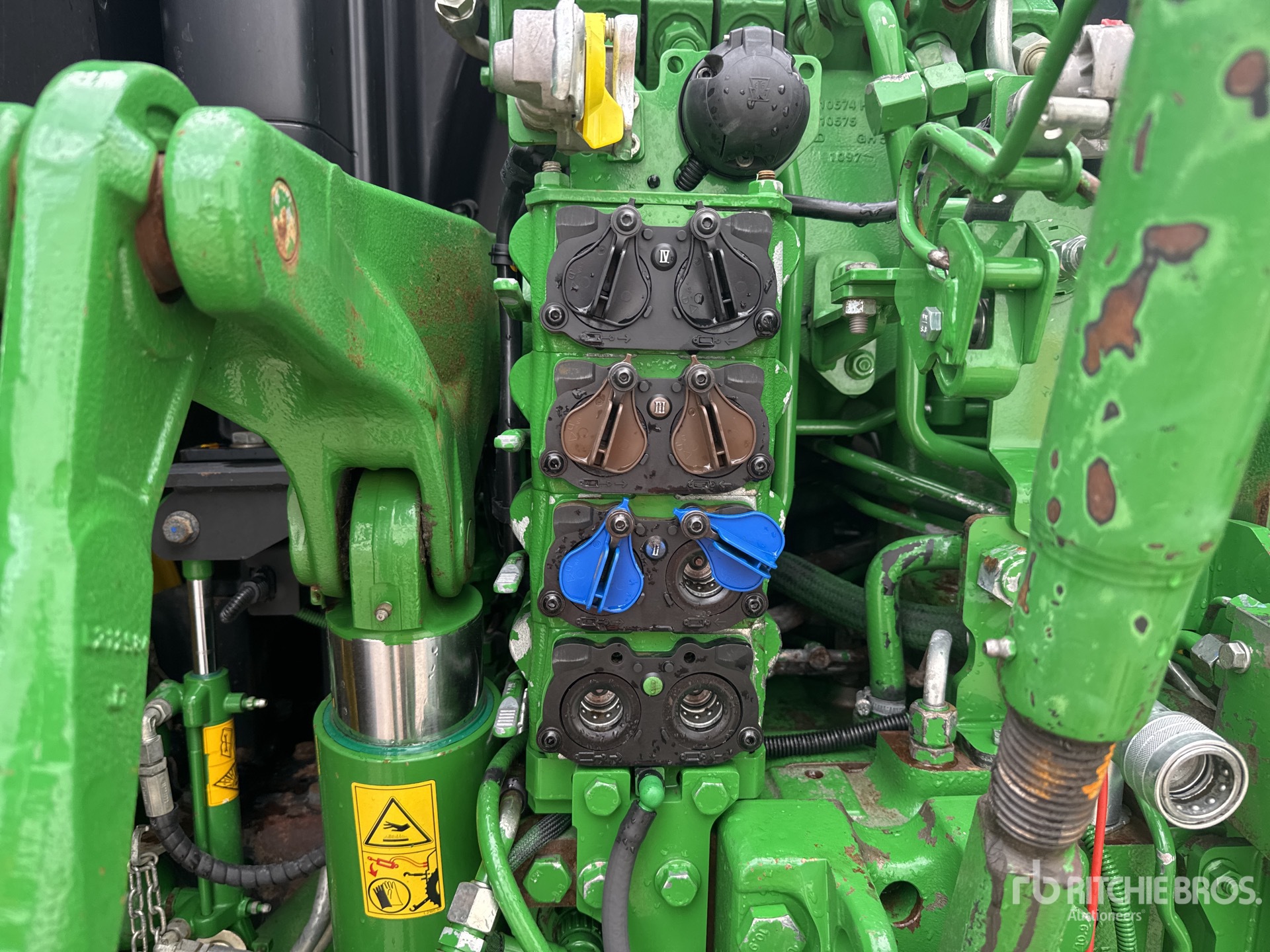2021 John Deere 6215R