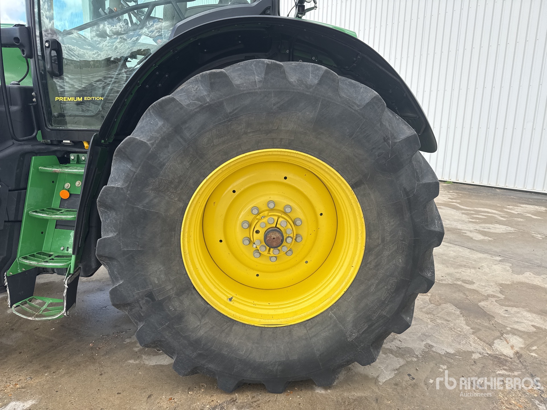 2021 John Deere 6215R