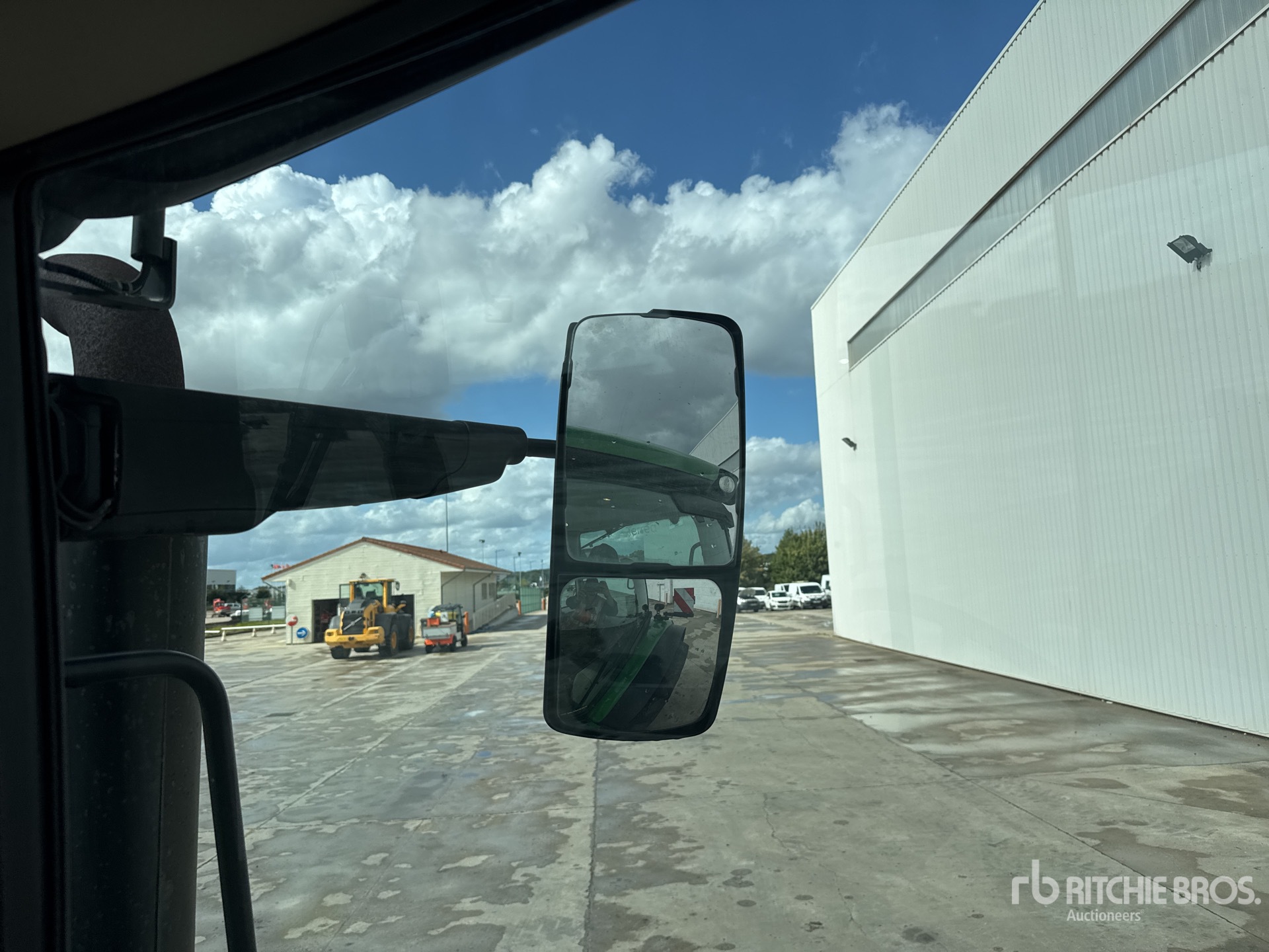 2021 John Deere 6215R