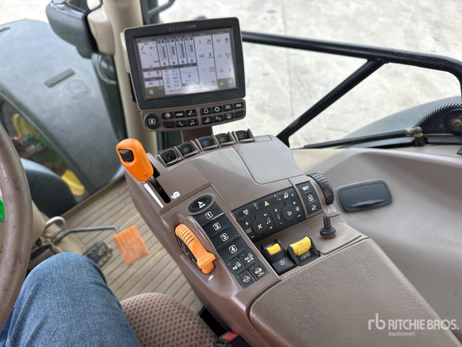 2015 John Deere 6215R AUTO POWE