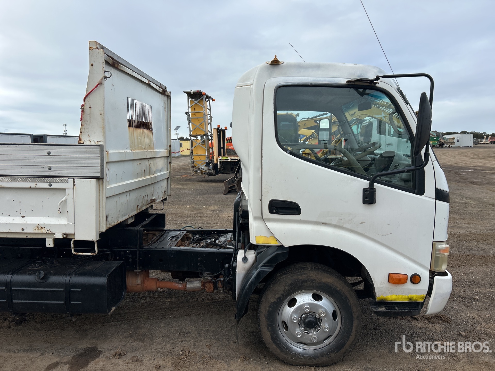 2007 Hino 300