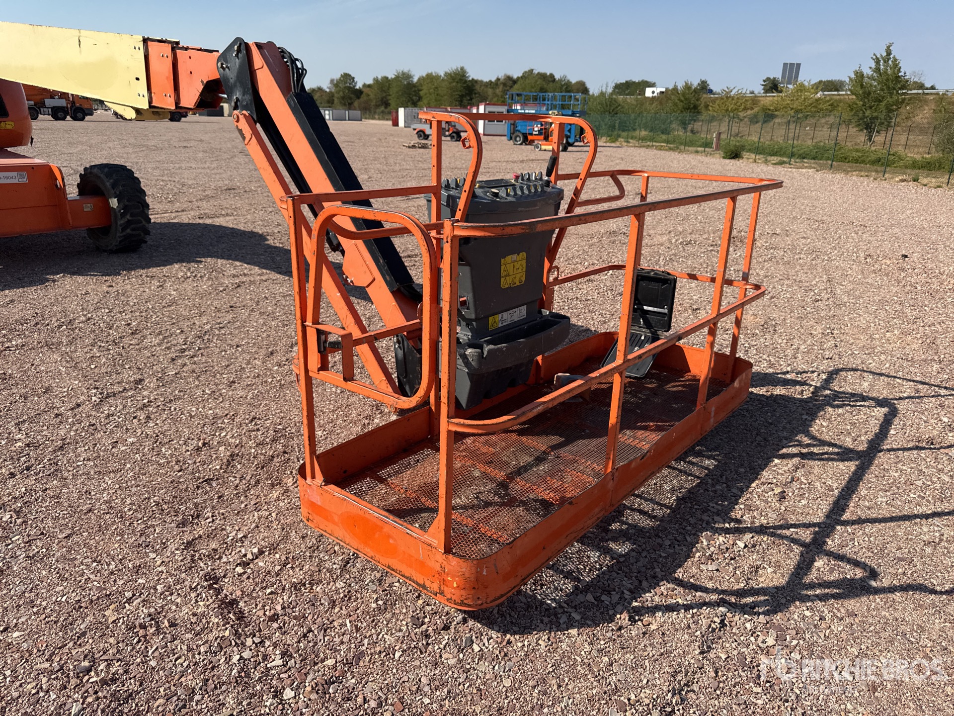 2016 JLG 660SJ