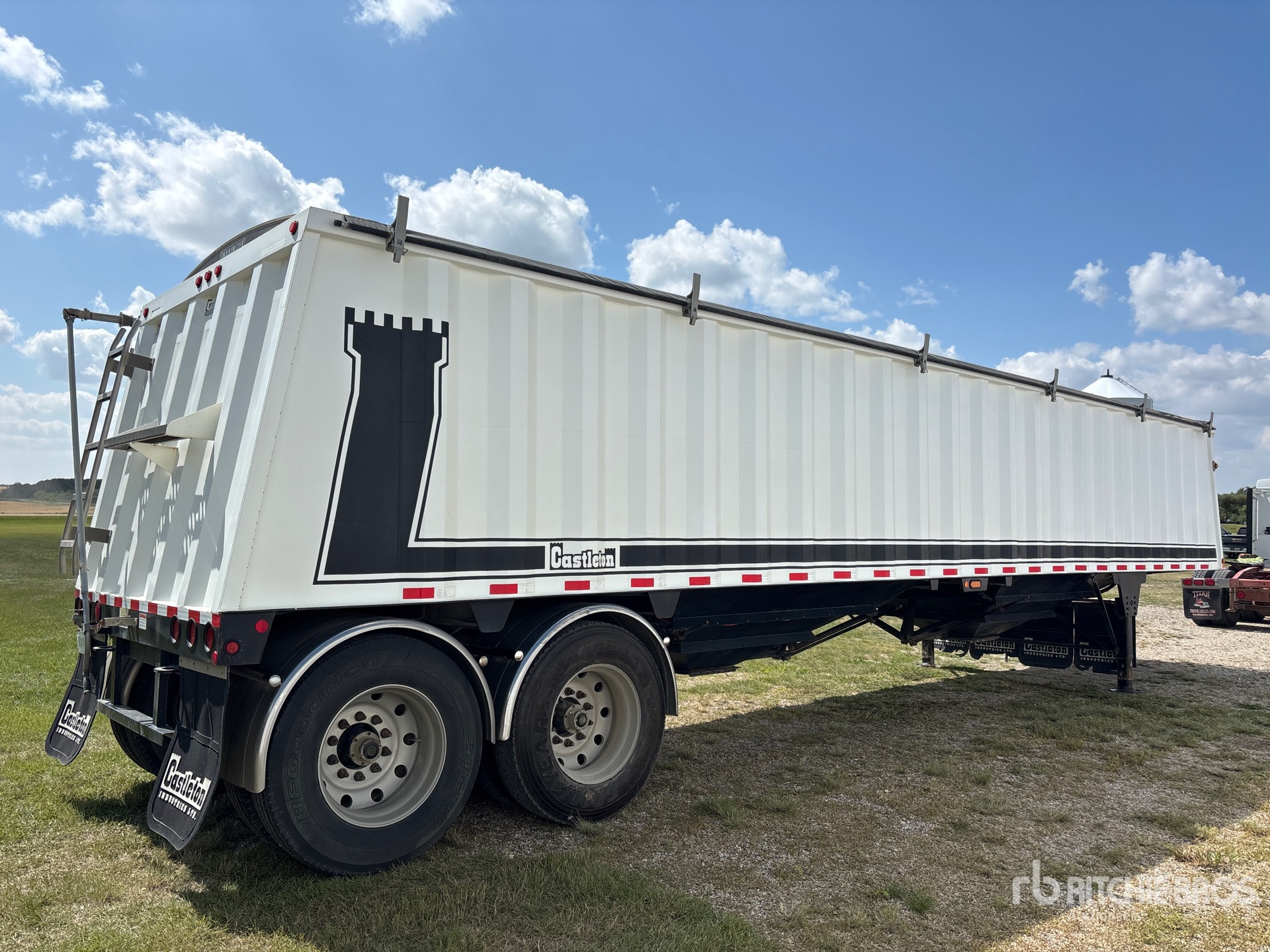 2010 Castleton 40 ft T/A