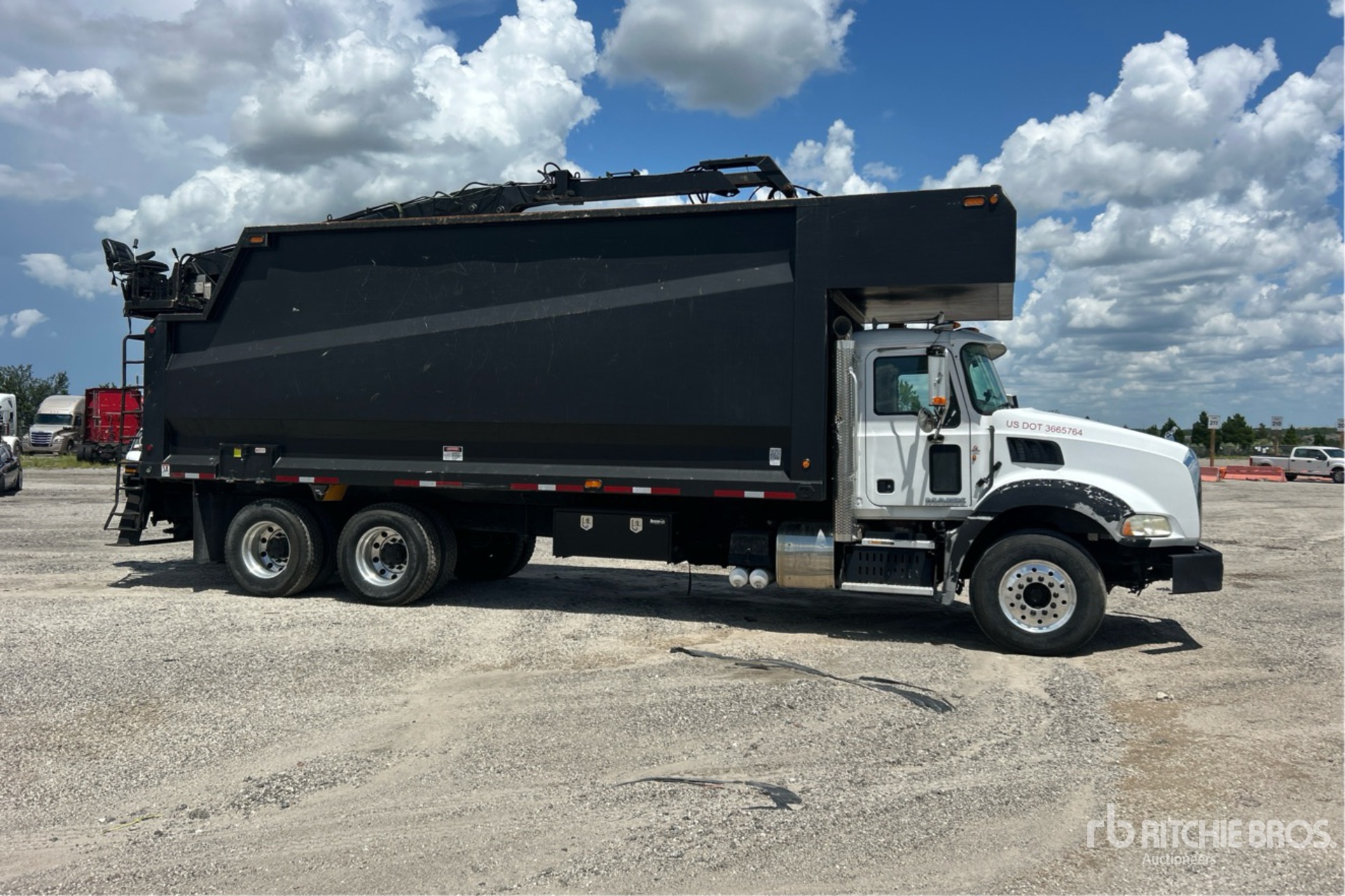 2013 Mack GU813