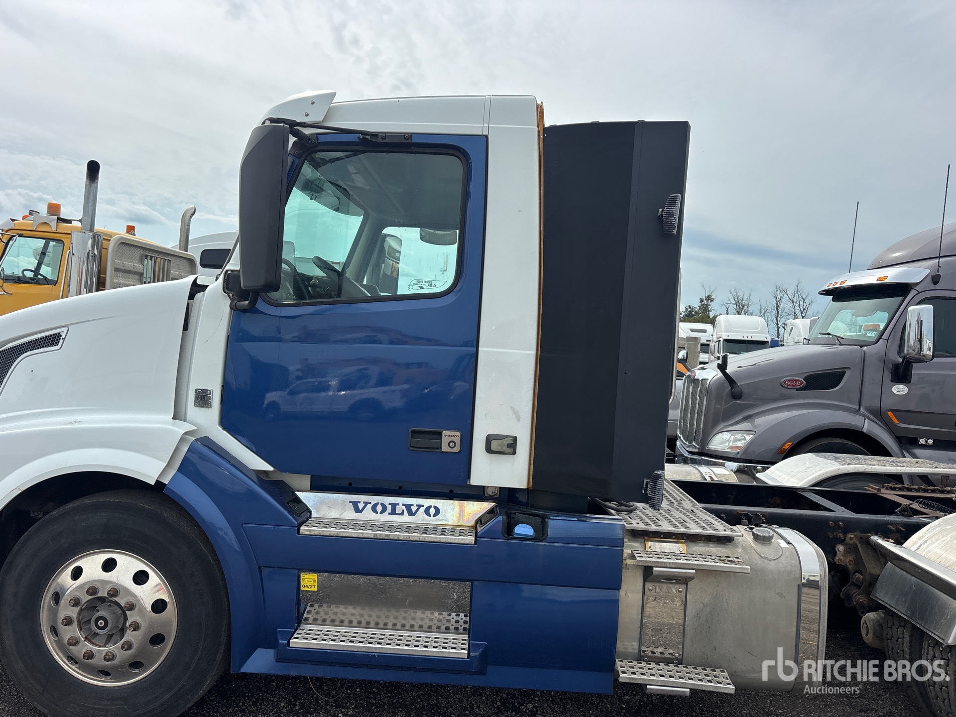 2012 Volvo VNL64T-300