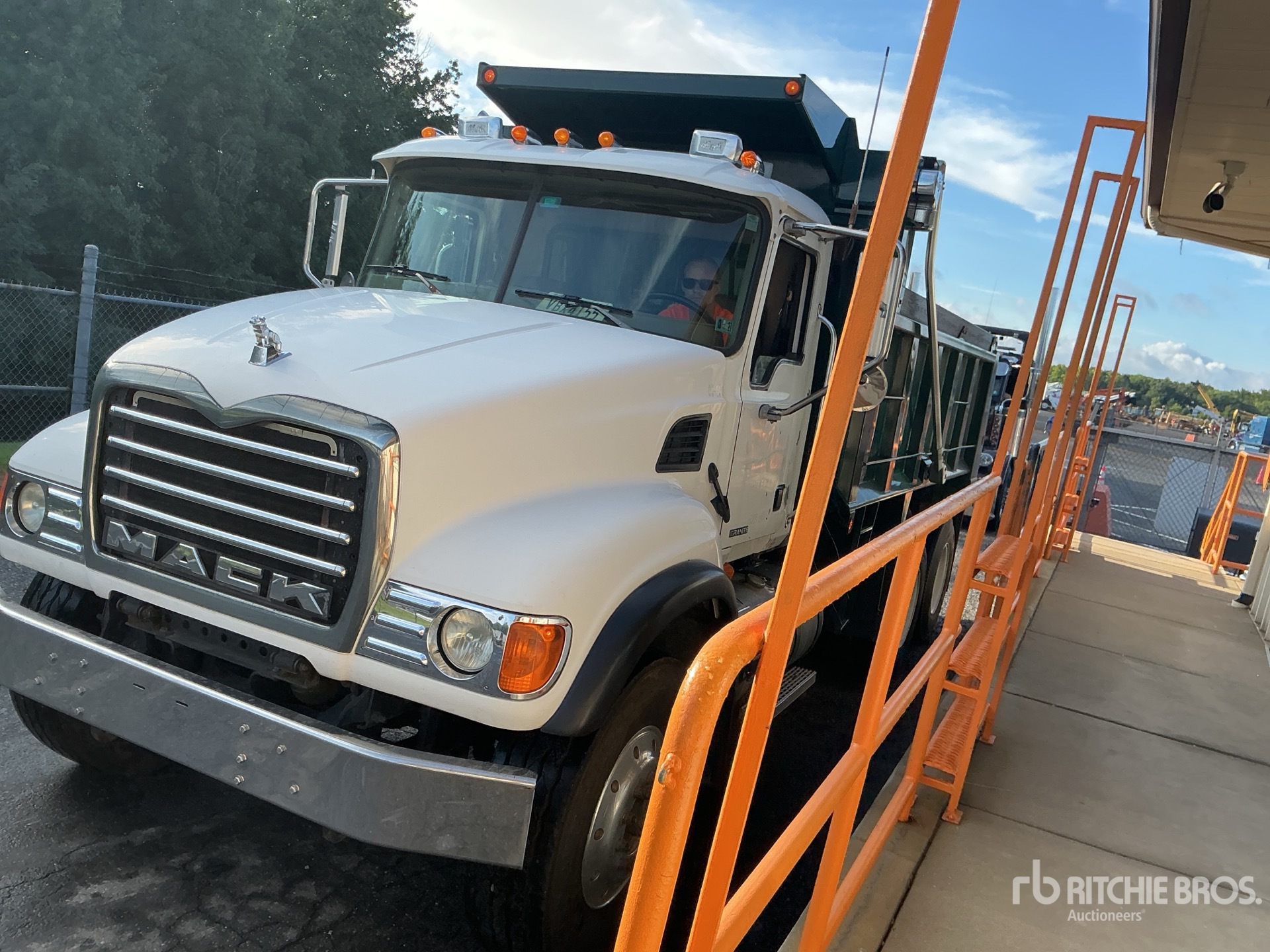 2005 Mack CV713