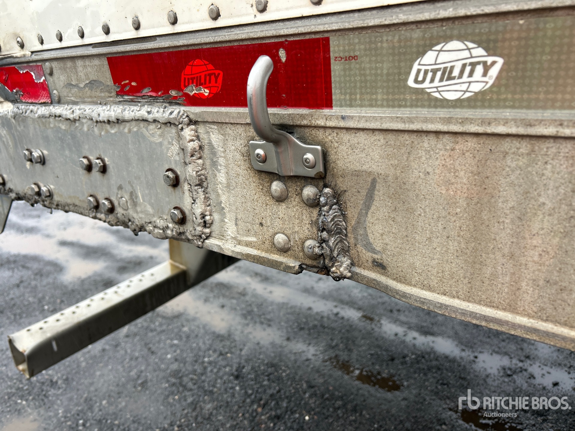 2009 Utility 3000R