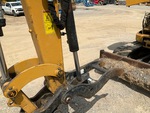 Hydraulics with Thumb Cylinder