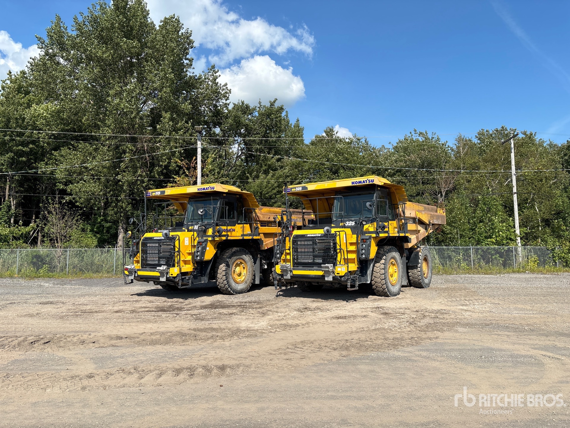 2021 Komatsu HD325-8