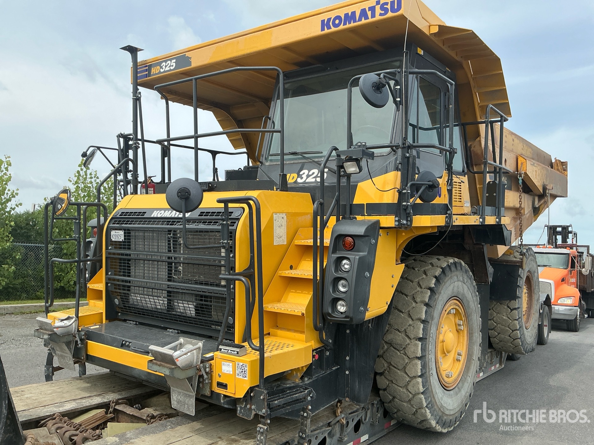 2021 Komatsu HD325-8