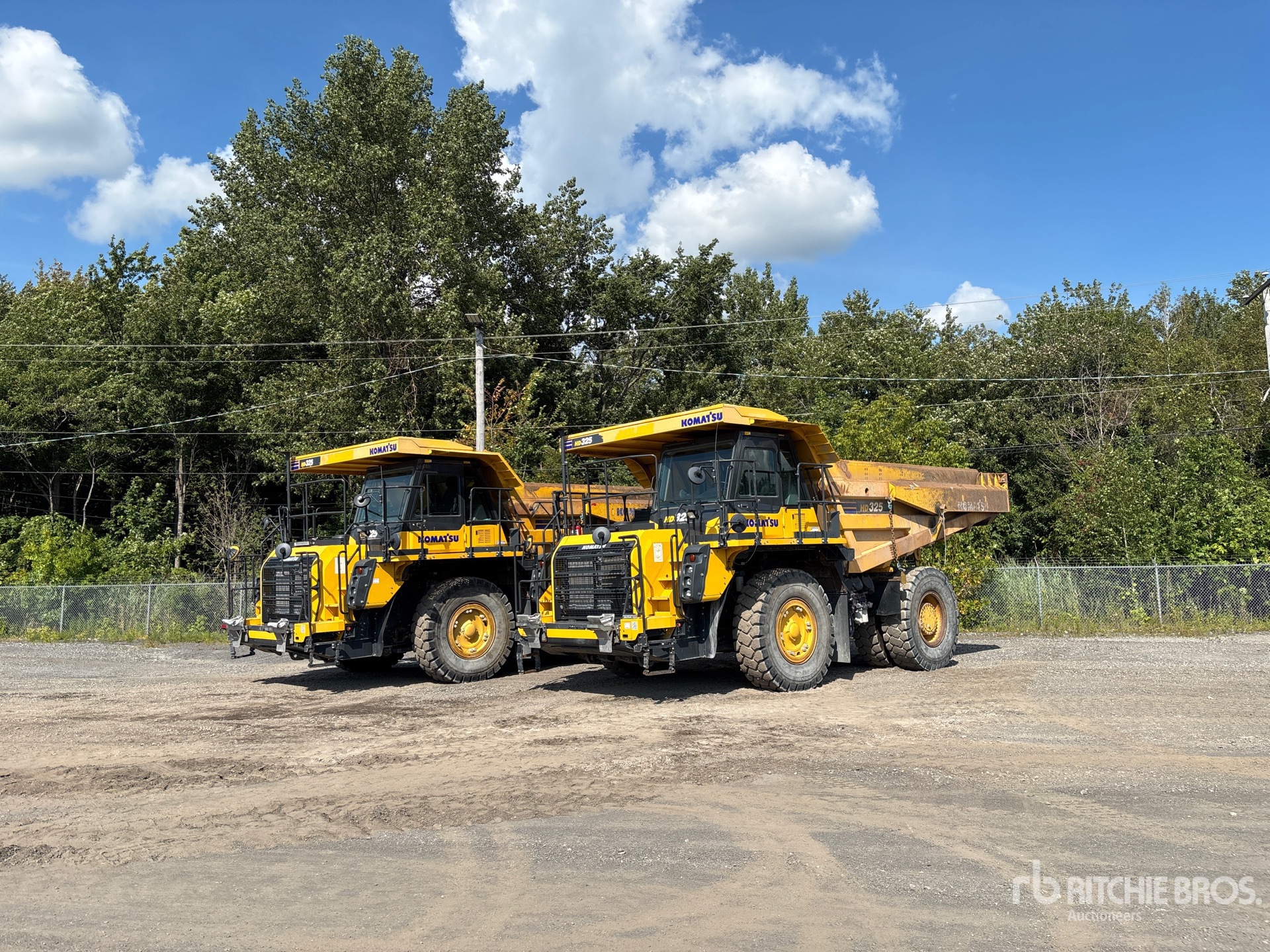 2021 Komatsu HD325-8