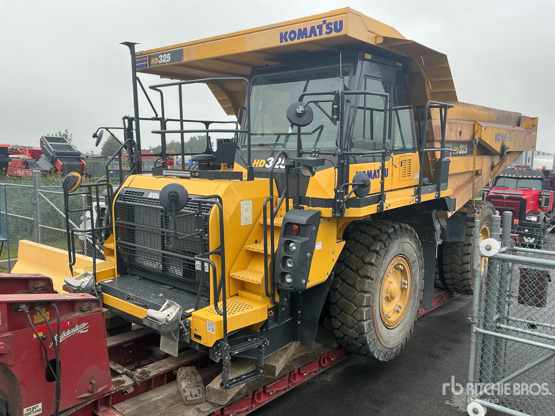 2021 Komatsu HD325-8