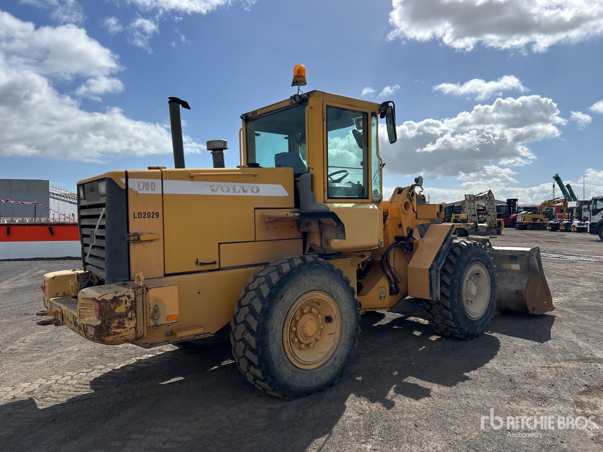 2002 Volvo L70D