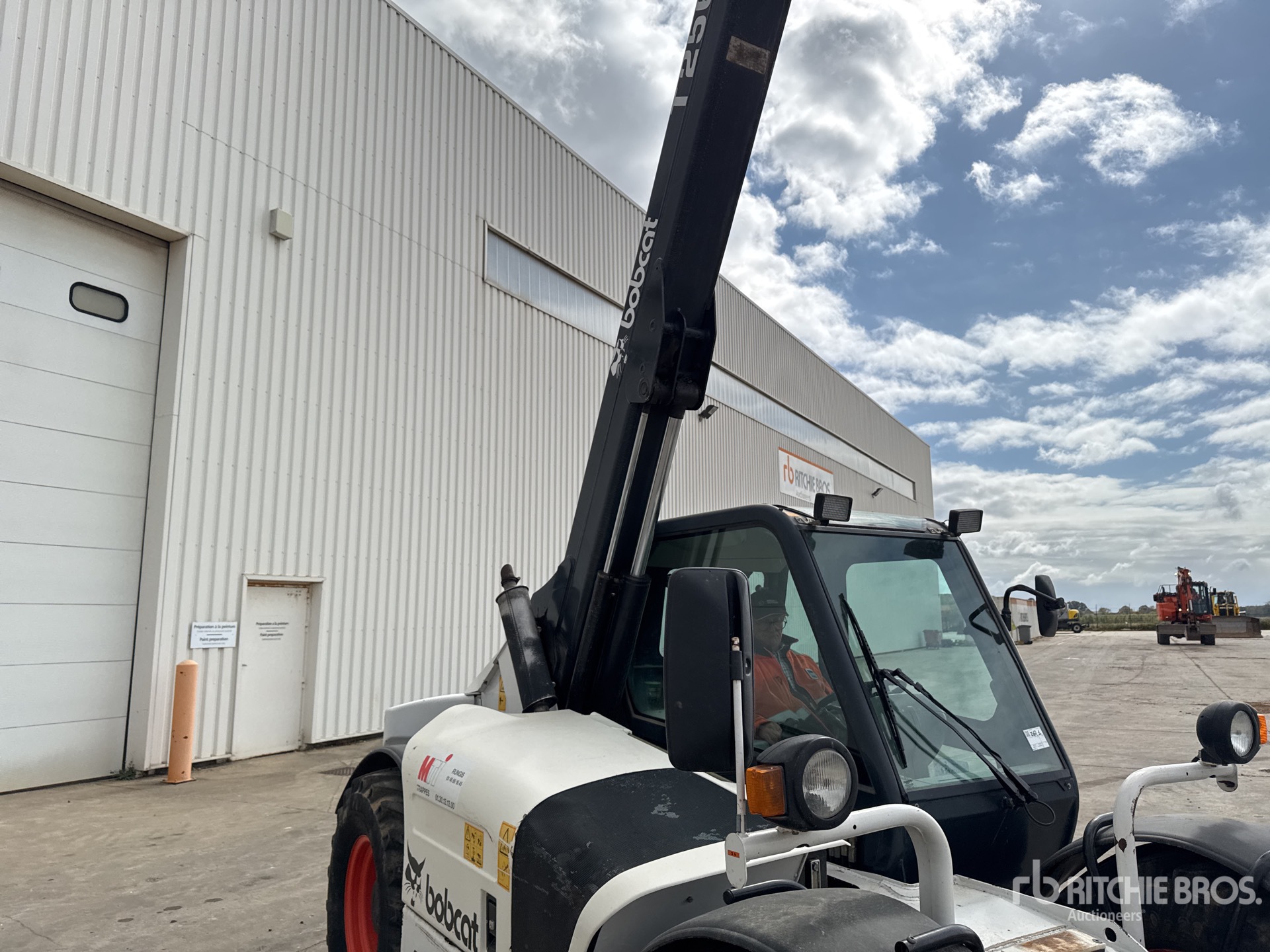 2001 Bobcat T2566