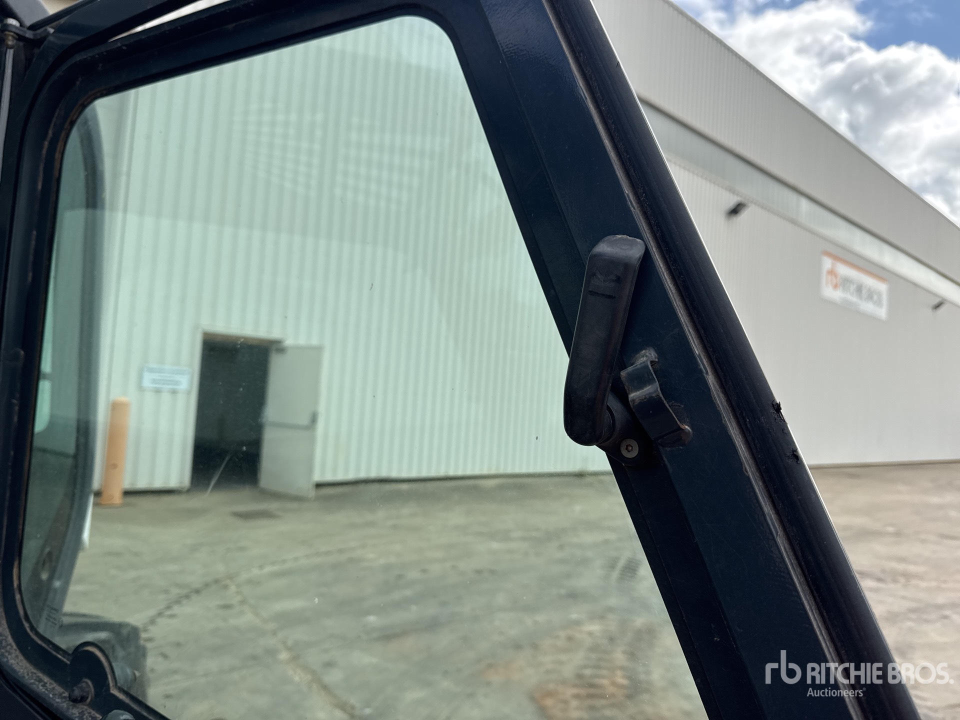 2001 Bobcat T2566