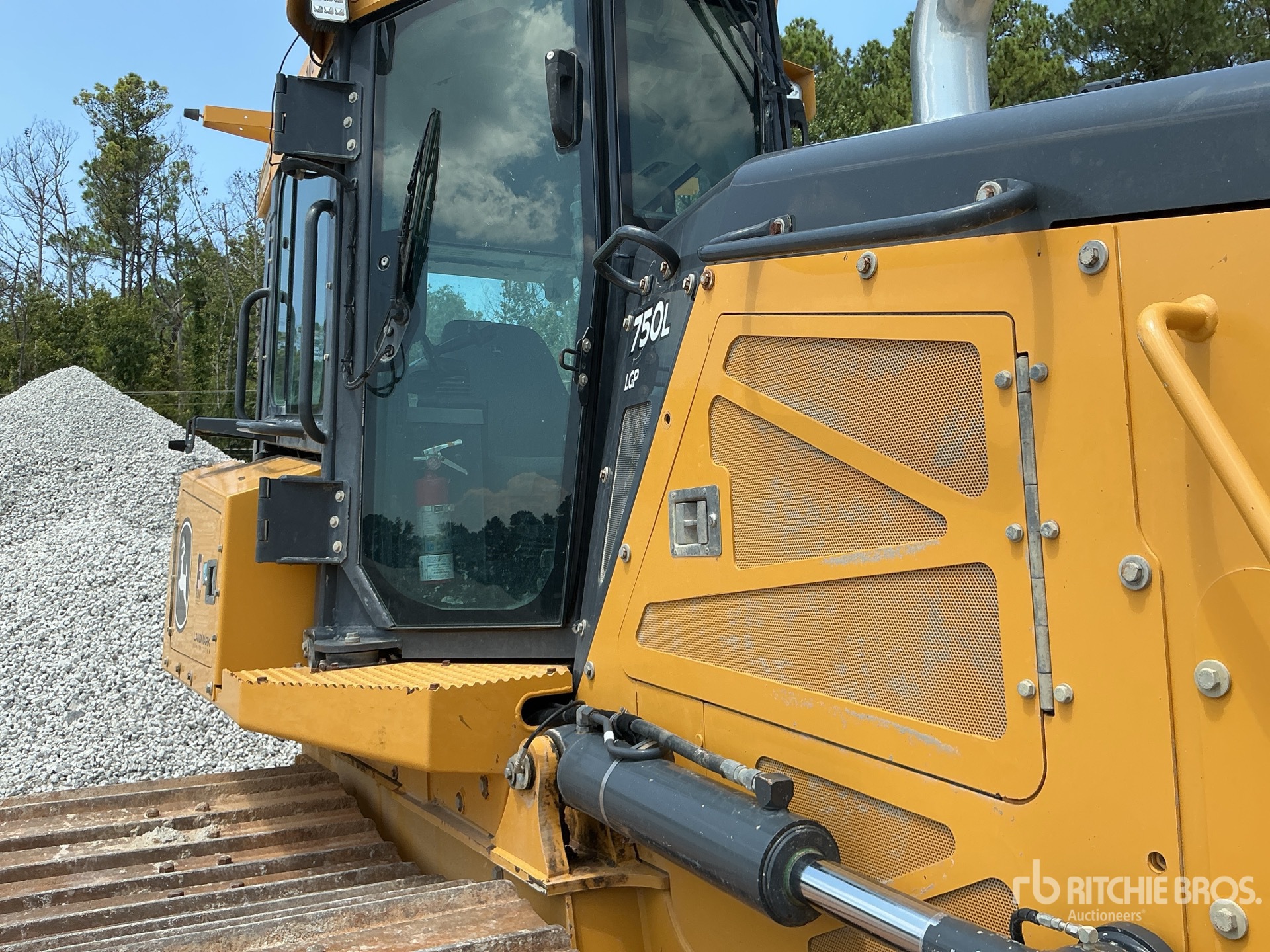 2022 John Deere 750L LGP