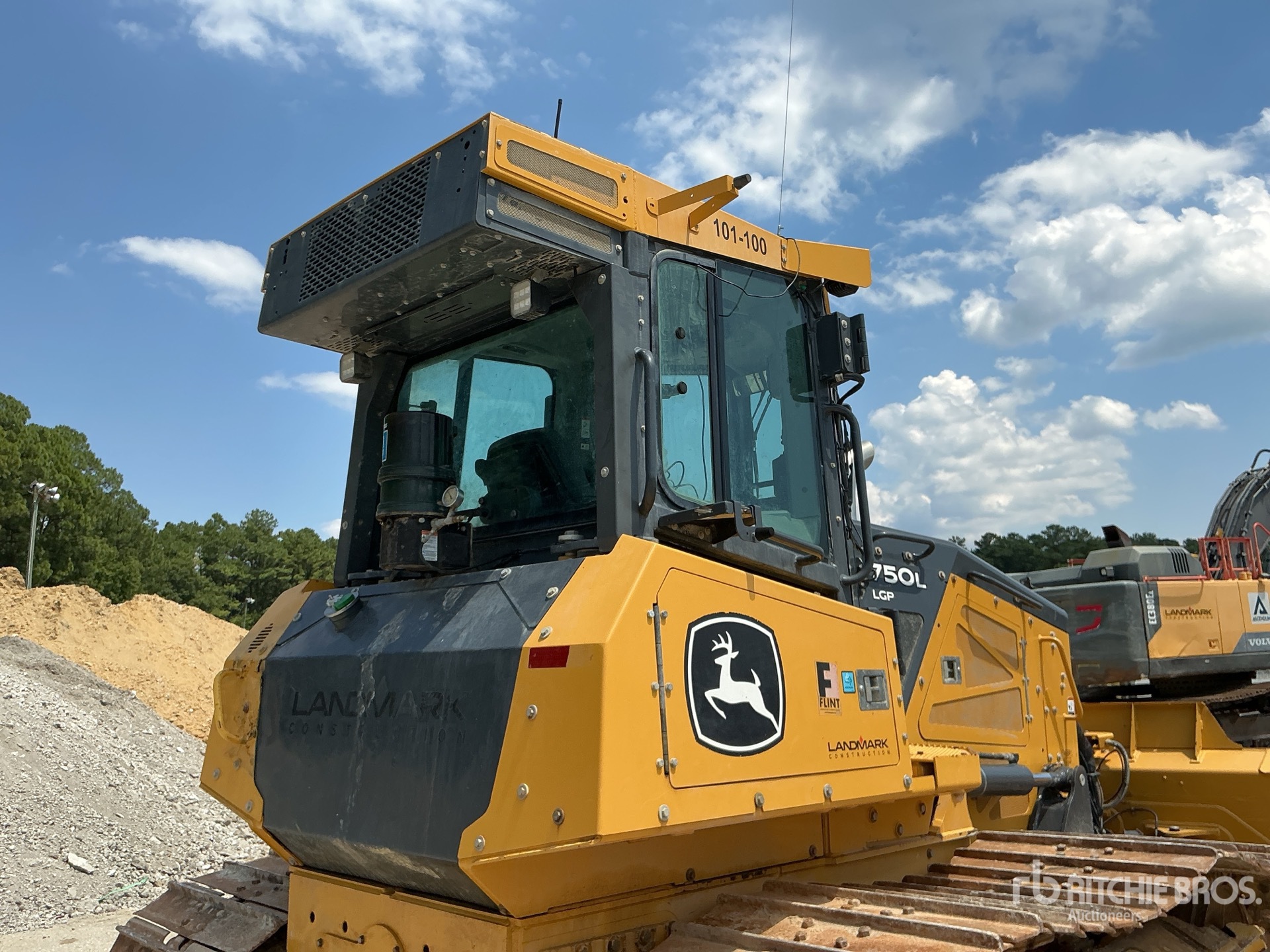 2022 John Deere 750L LGP