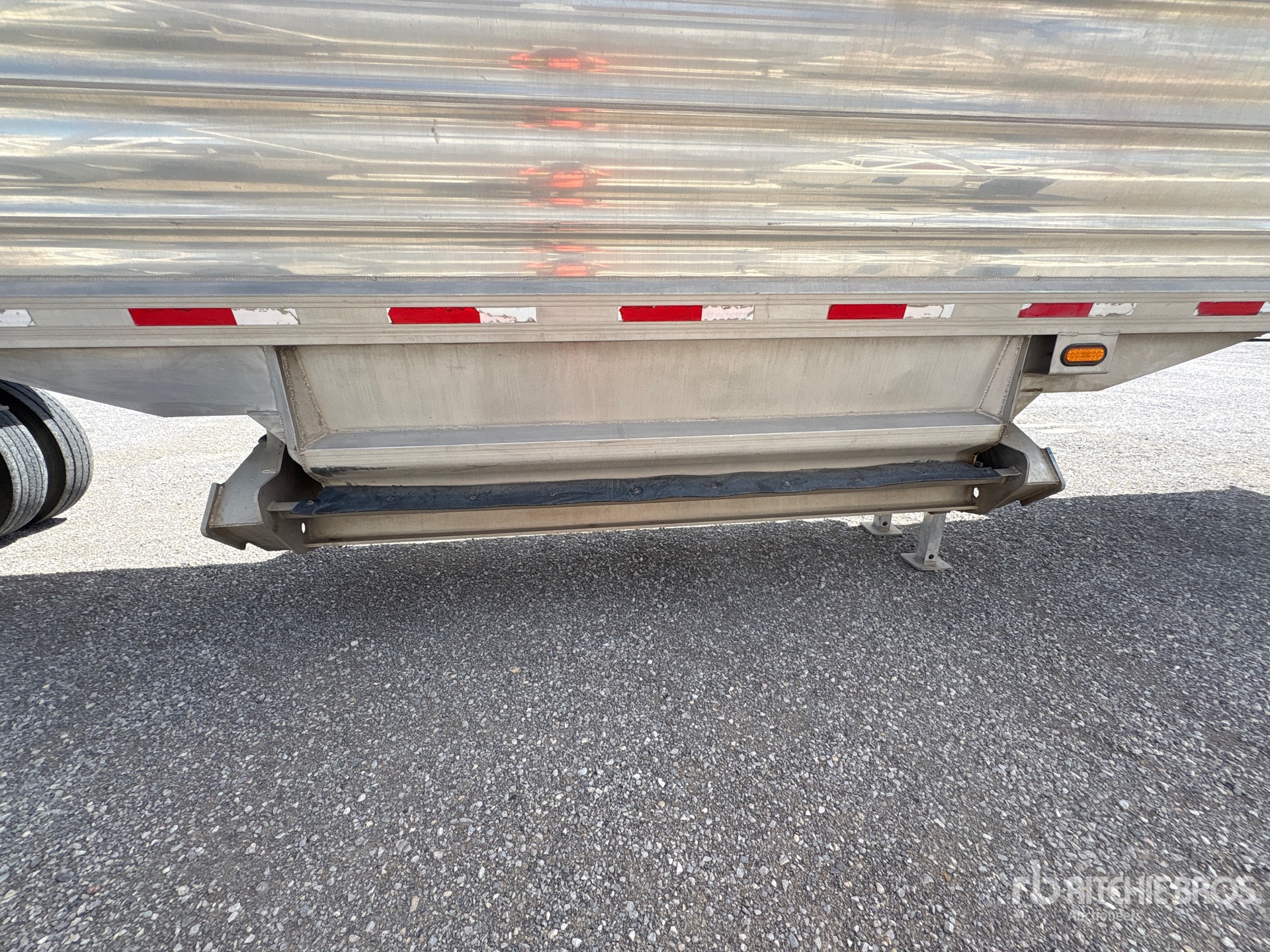 2015 Travis 39 FT T/A ALUMINUM