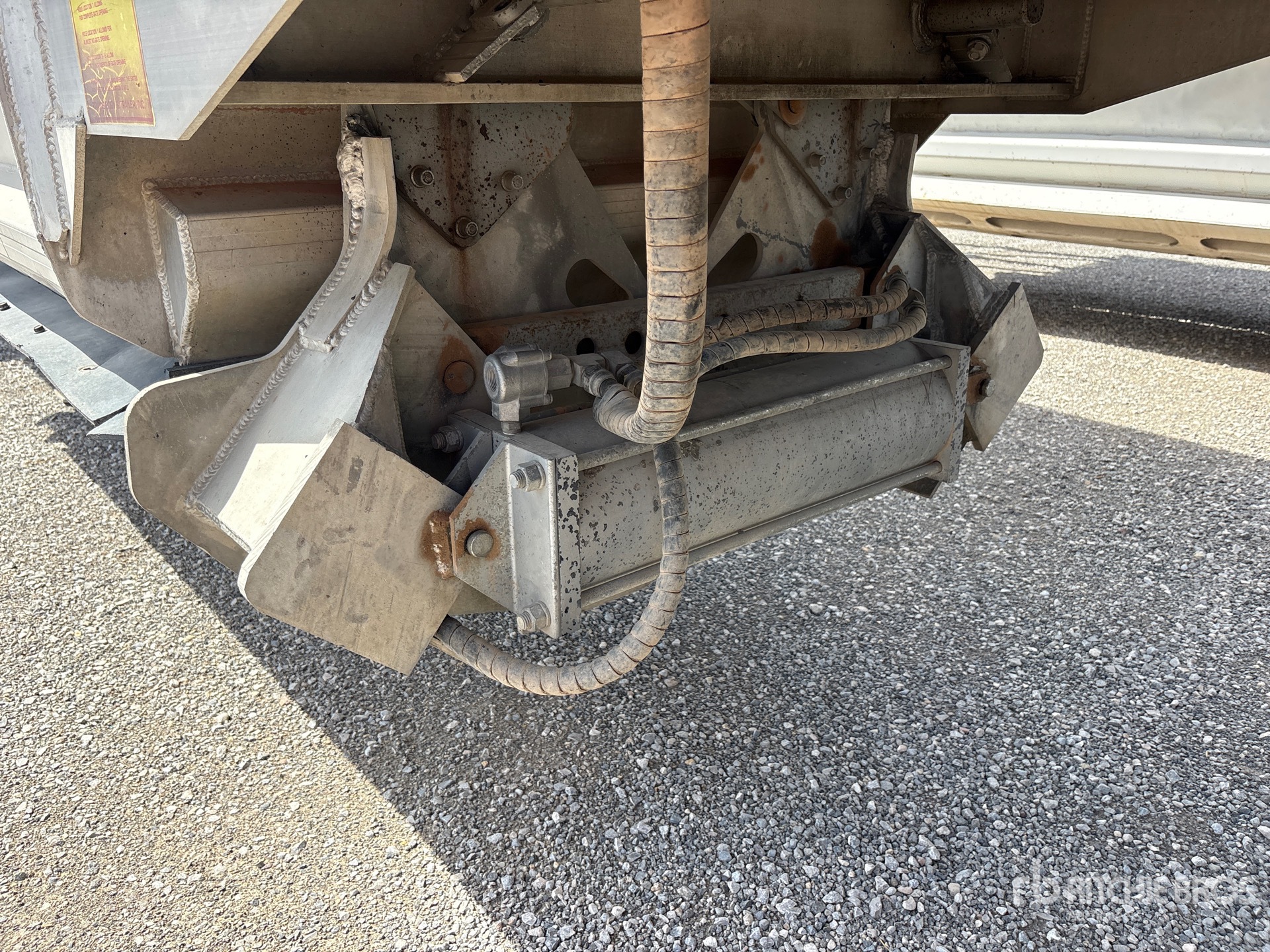 2015 Travis 39 FT T/A ALUMINUM