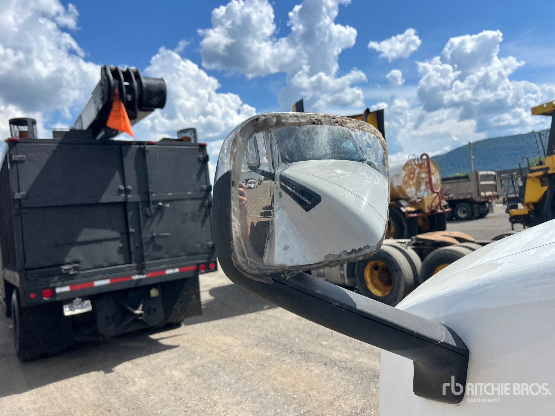 2019 Freightliner CASCADIA 126