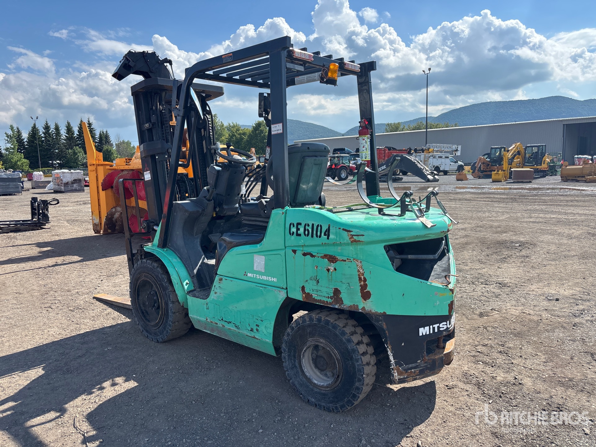 2015 Mitsubishi FG30N