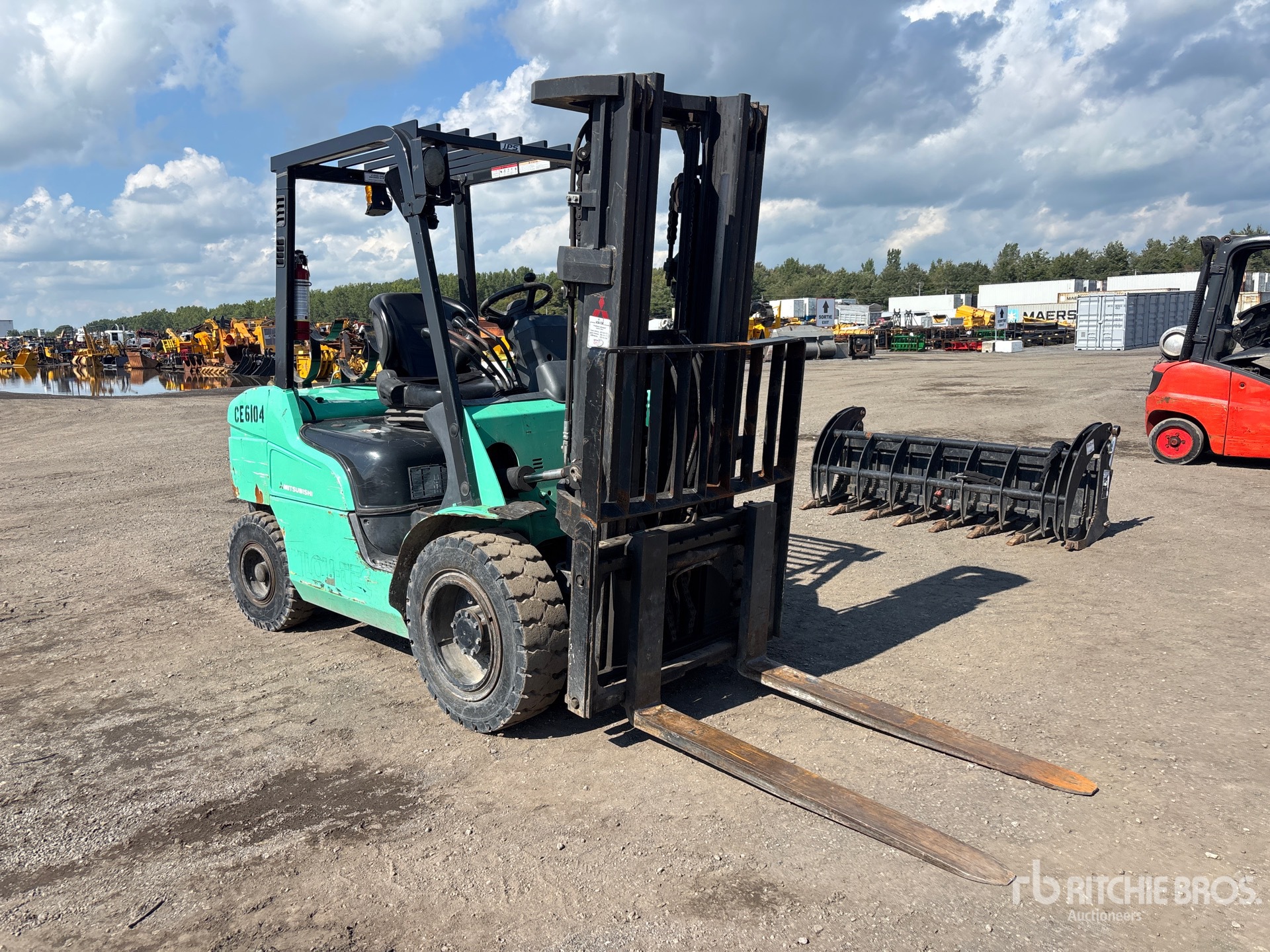 2015 Mitsubishi FG30N