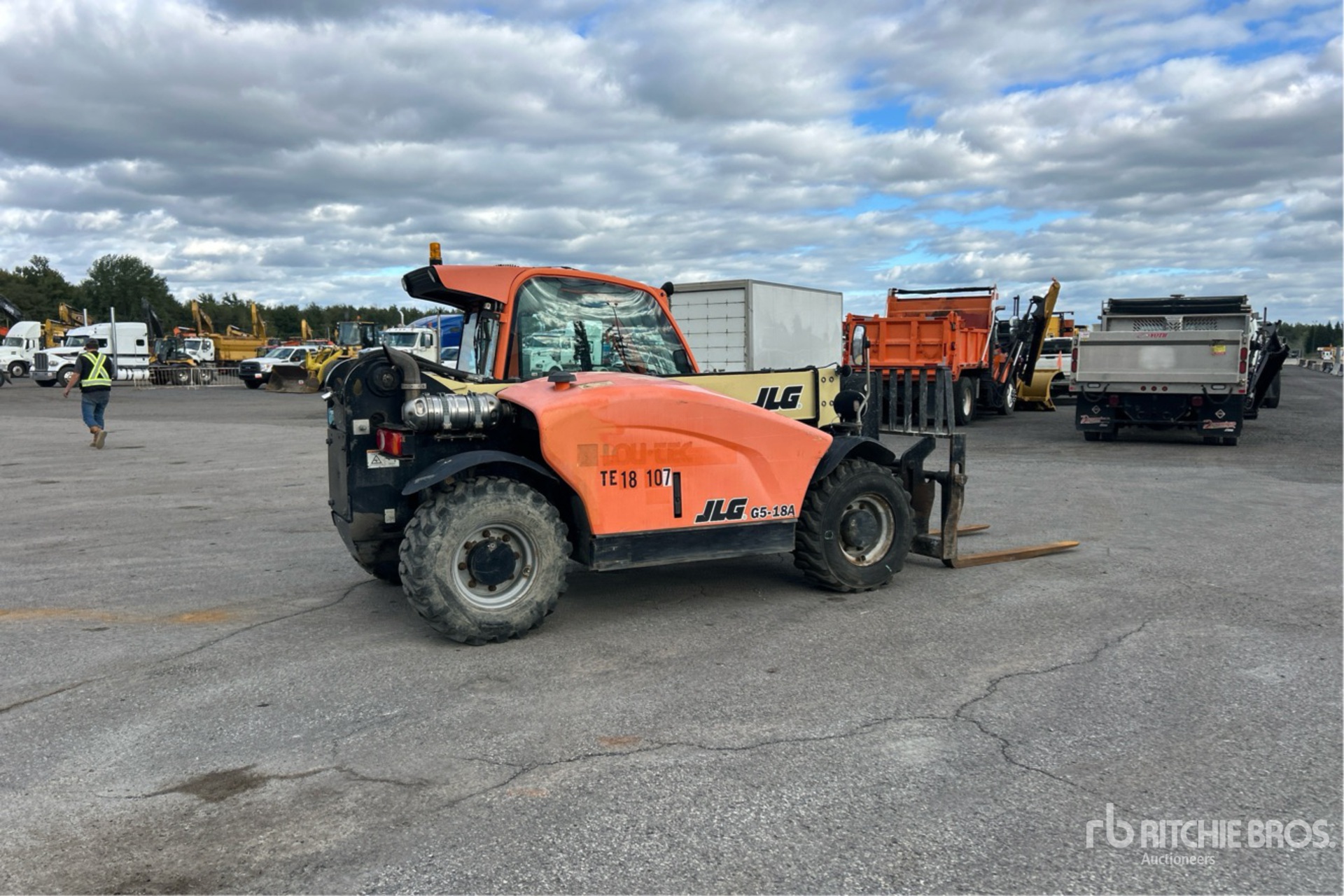 2017 JLG G5-18A