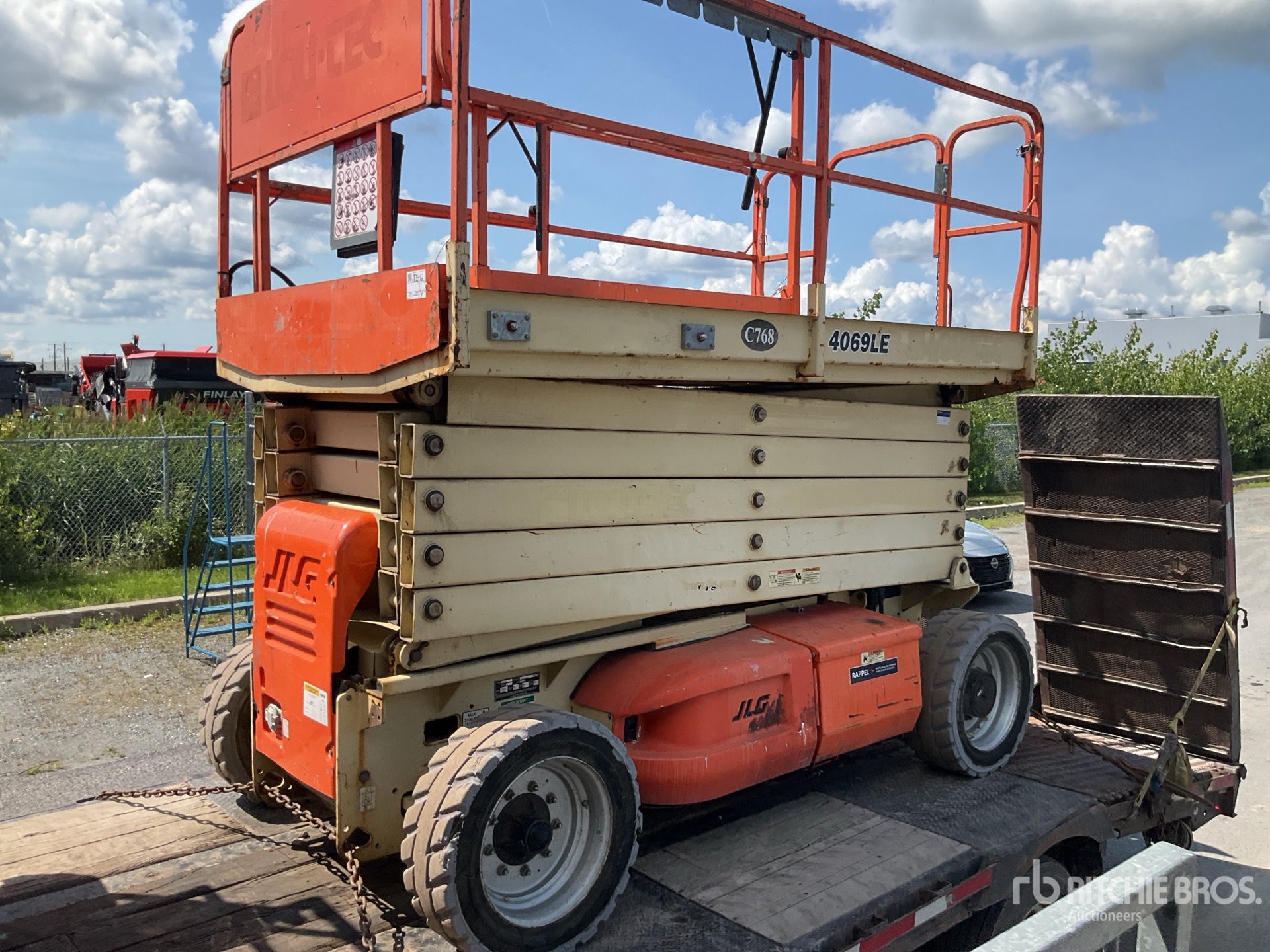 2011 JLG M4069LE