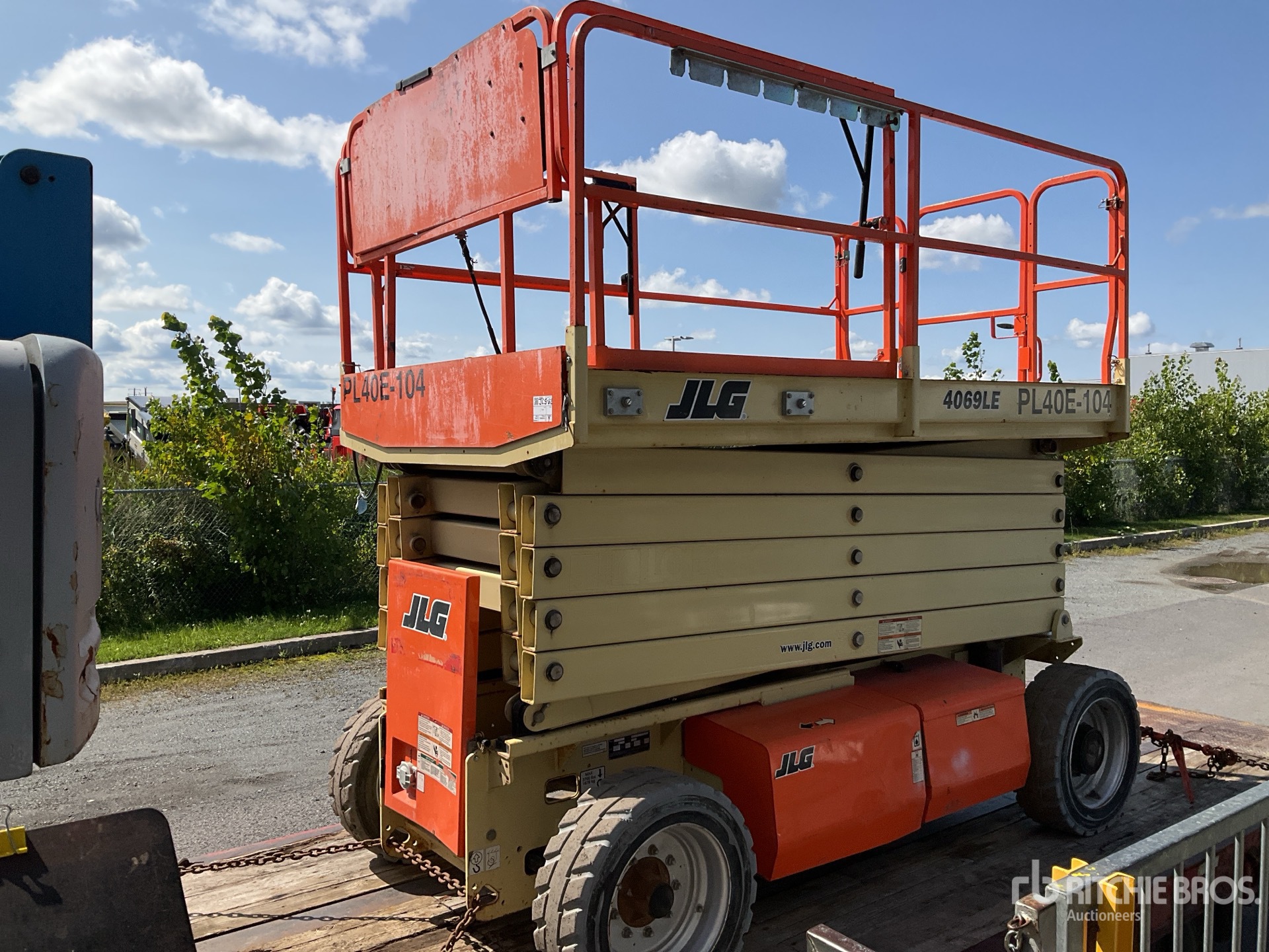 2017 JLG M4069LE
