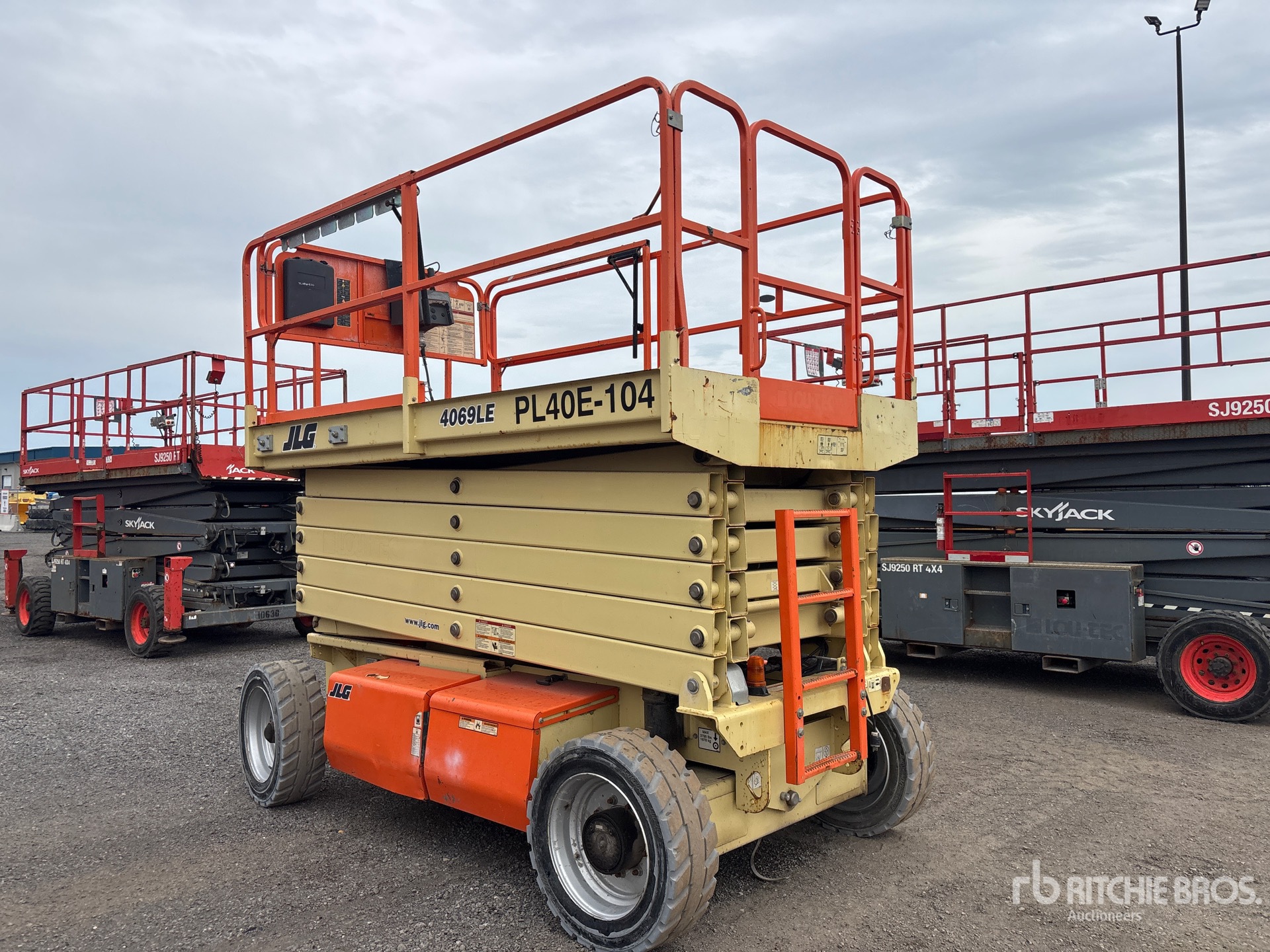 2017 JLG M4069LE