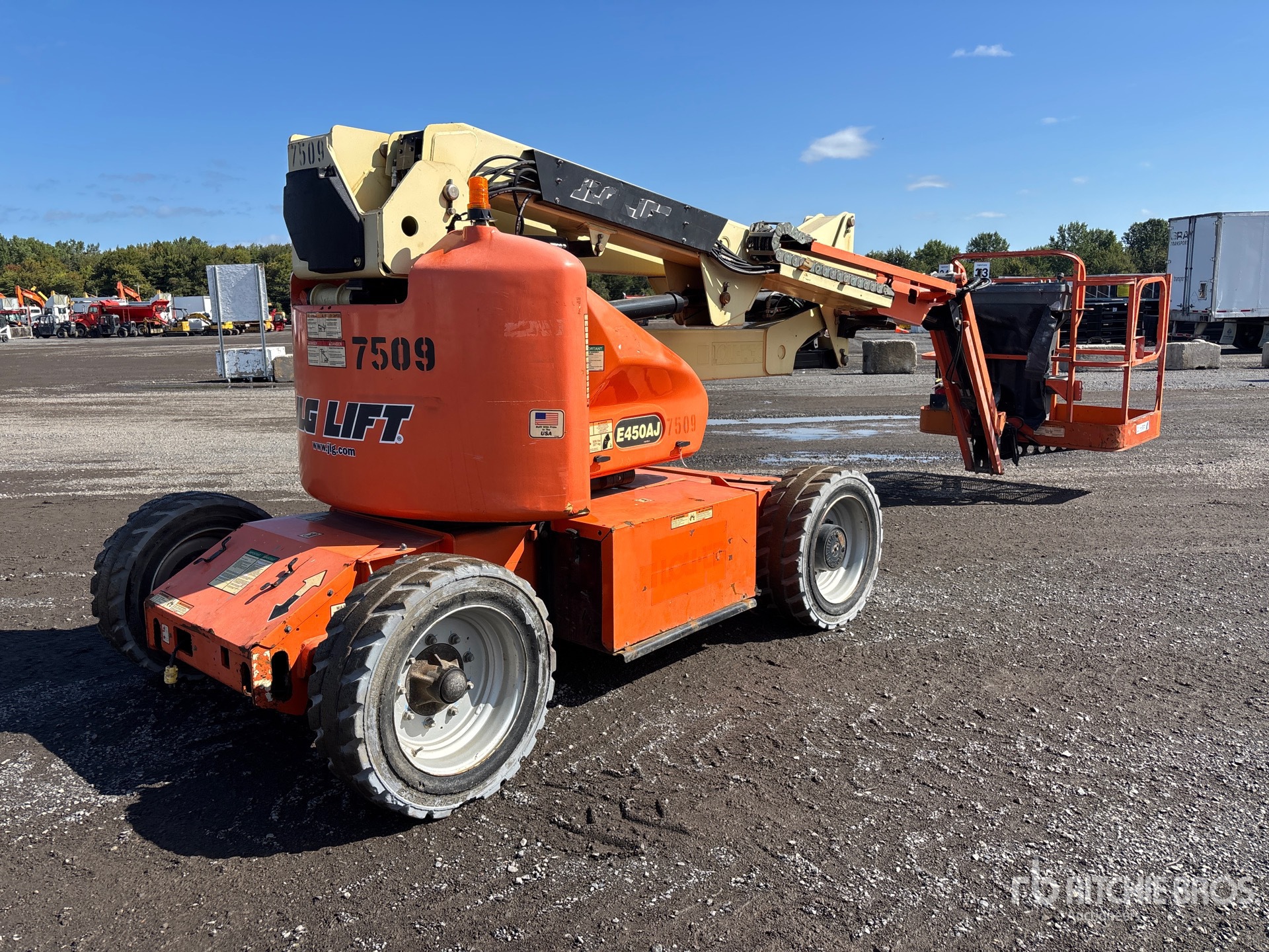 2014 JLG E450AJ