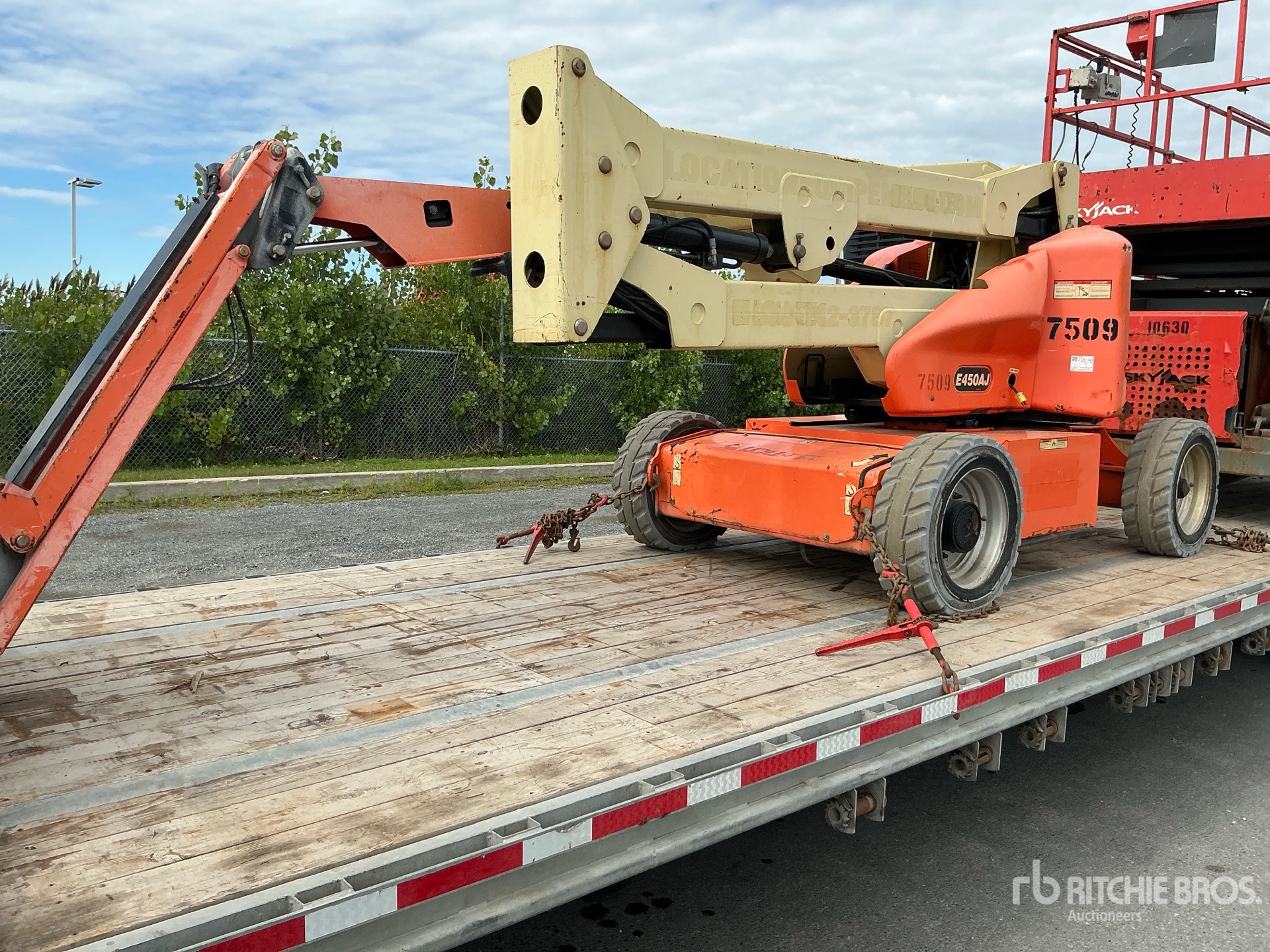 2014 JLG E450AJ