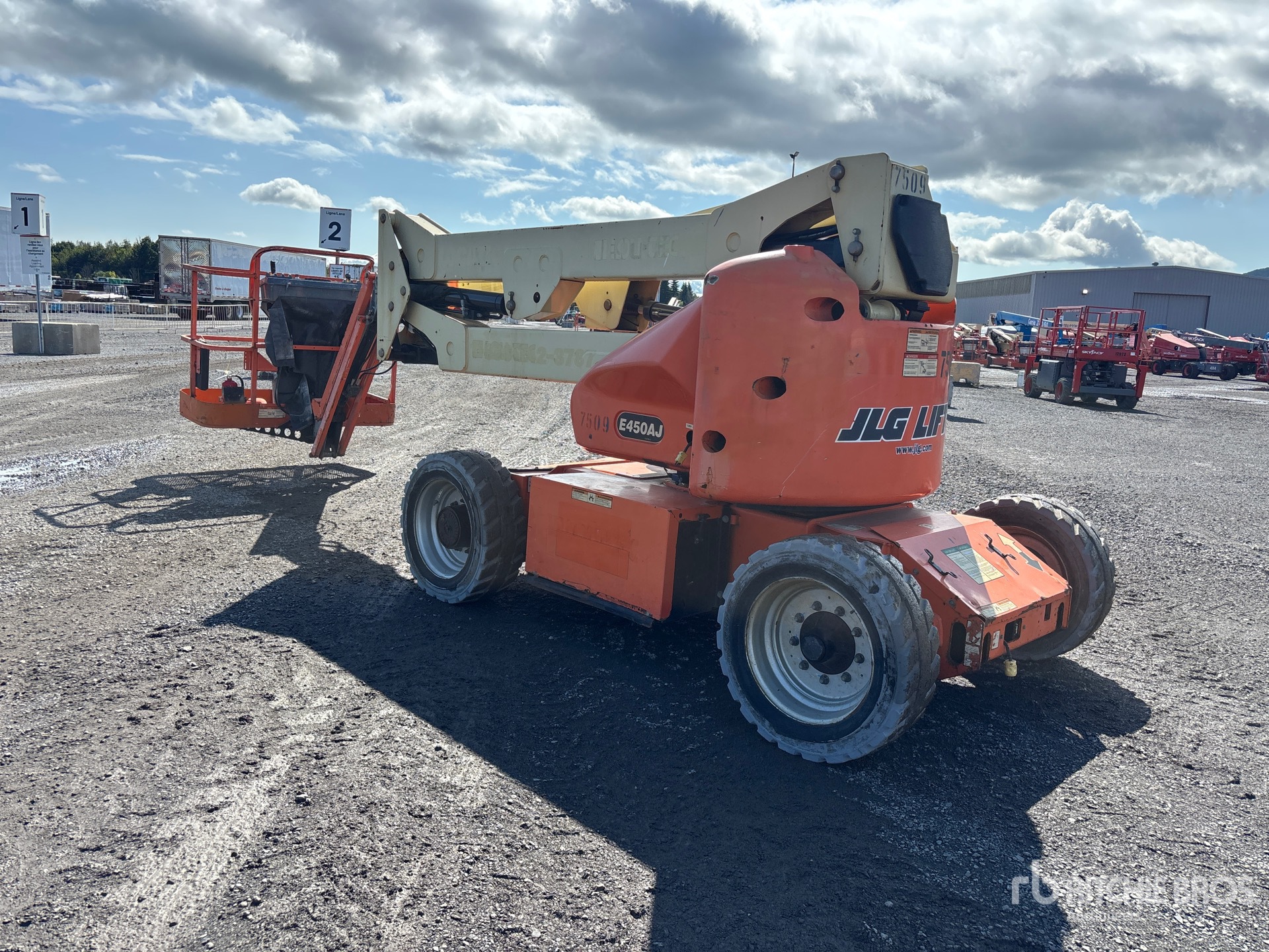 2014 JLG E450AJ
