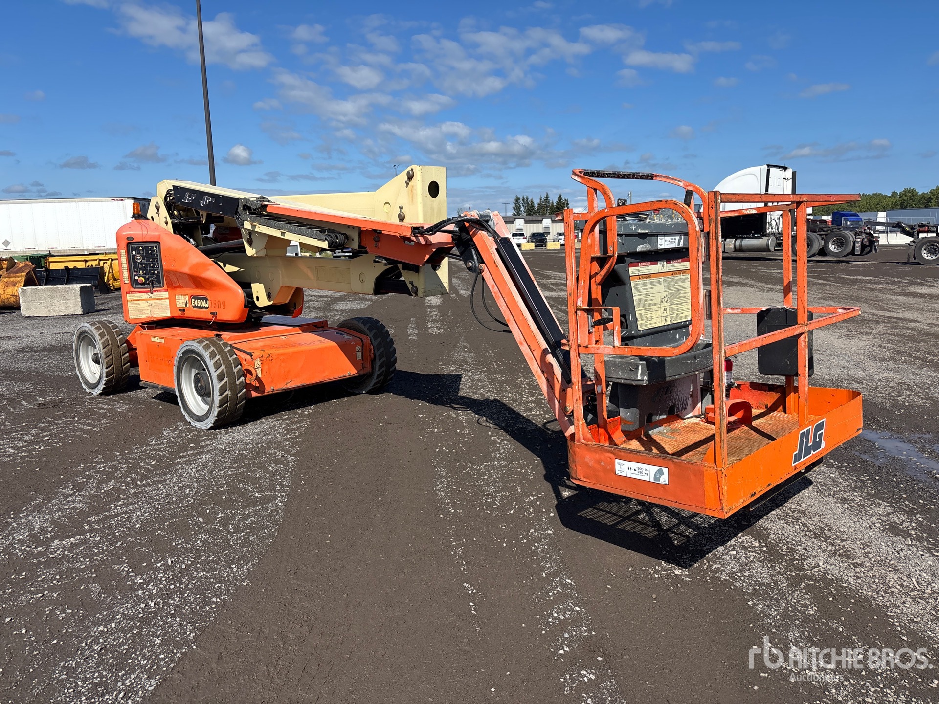 2014 JLG E450AJ