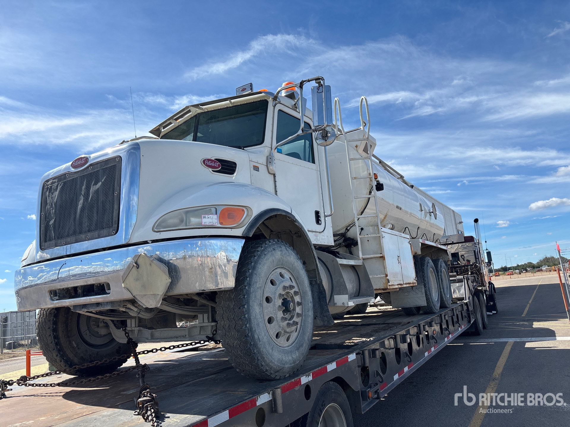 Photo of 2014 Peterbilt 348