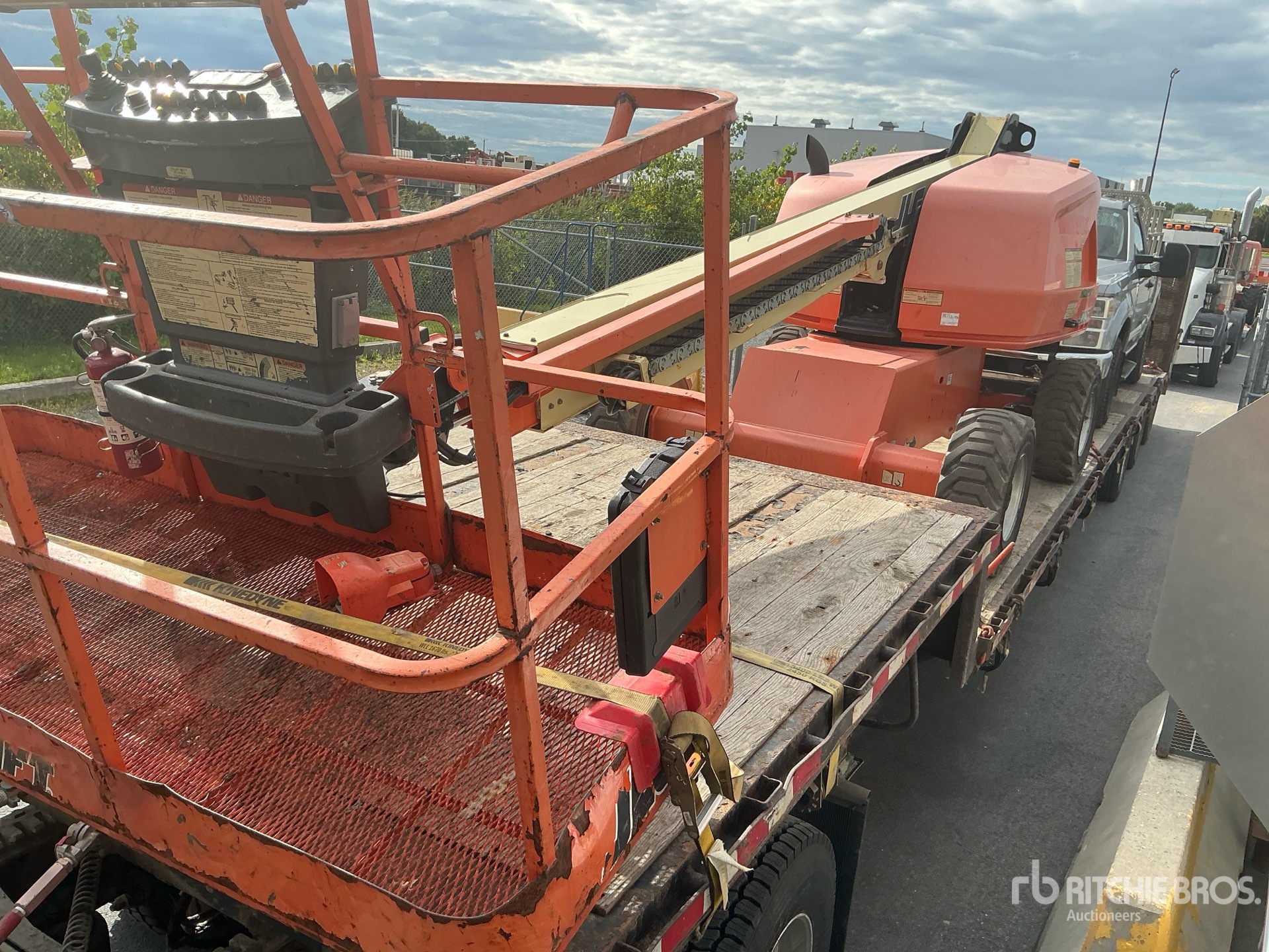 2018 JLG 400S