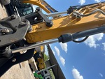 Hydraulics with Thumb Cylinder