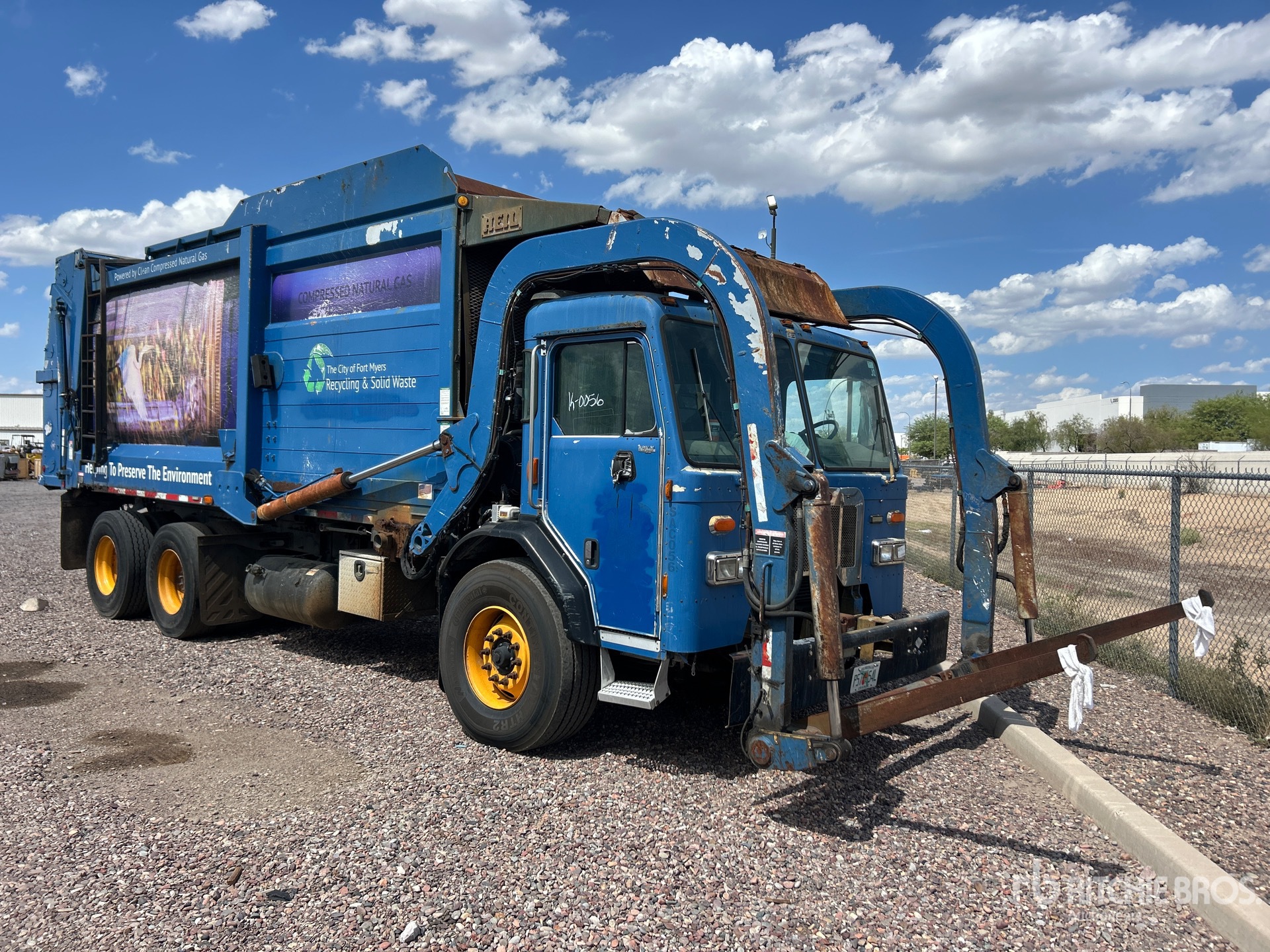 2015 Peterbilt 320