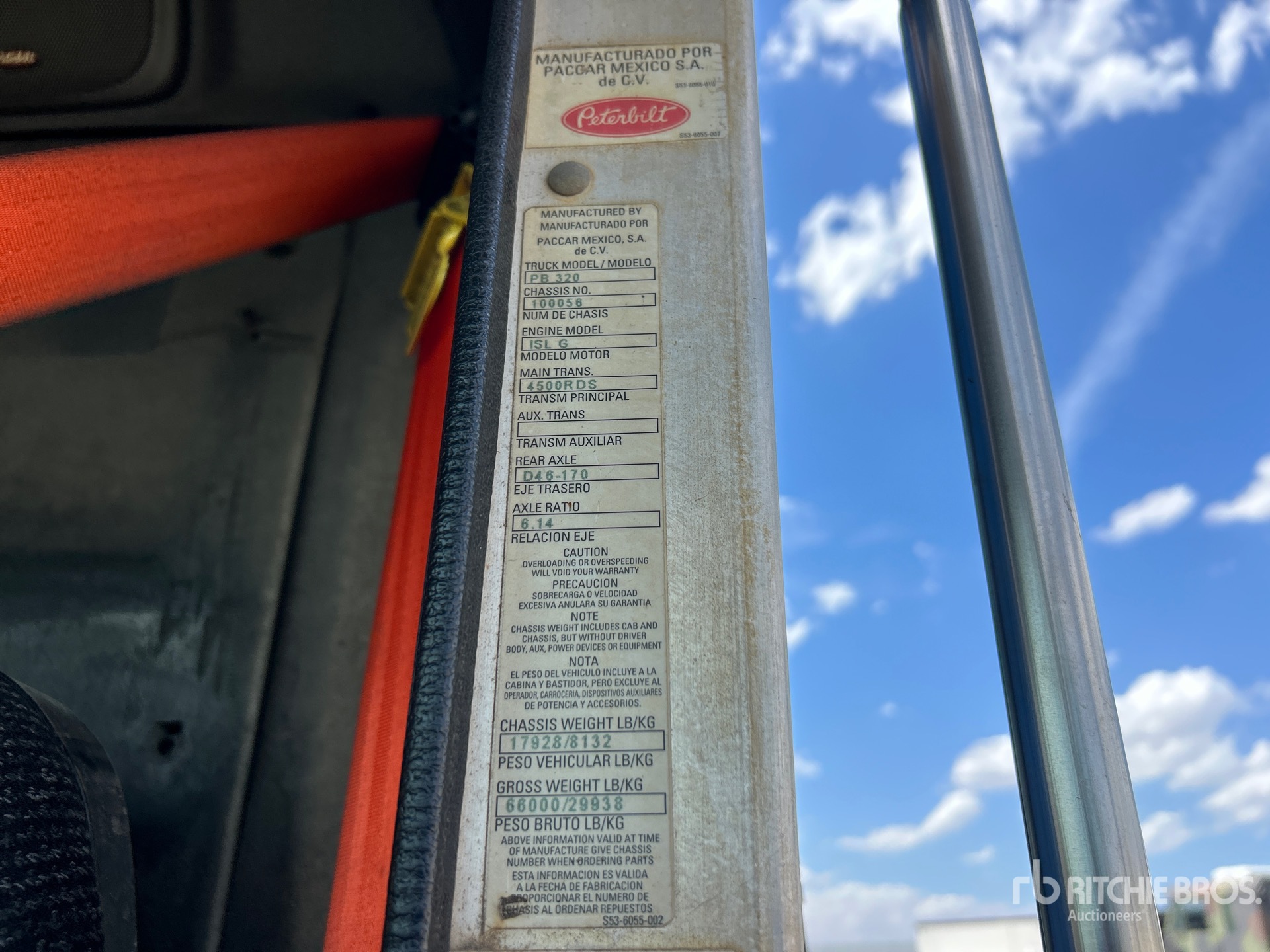 2015 Peterbilt 320
