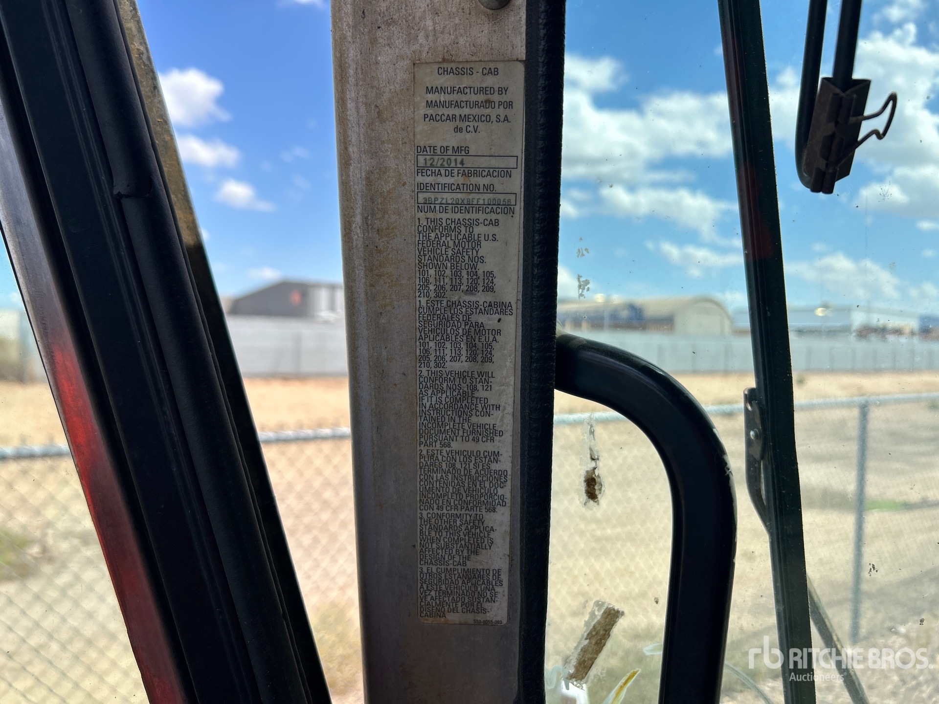2015 Peterbilt 320