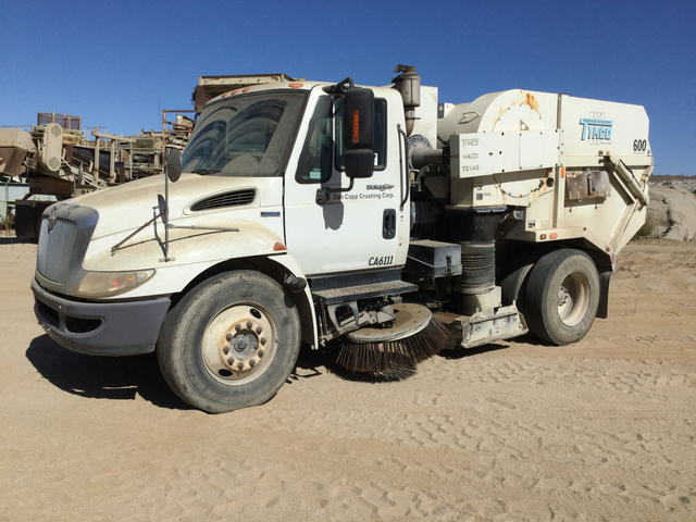 Tymco 600 Sweeper on 2009 International 4300 S/A Truck