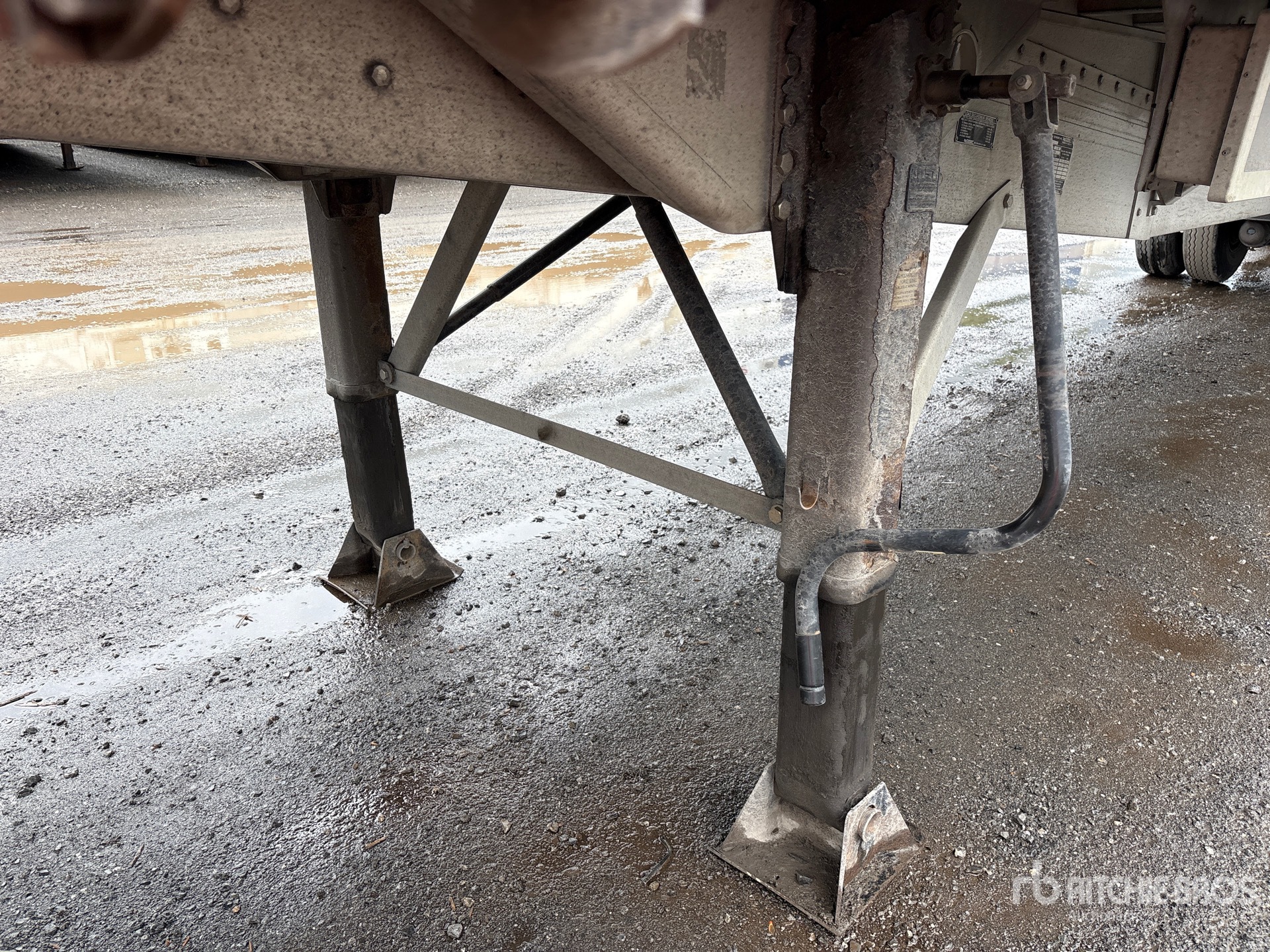 2017 Reitnouer 48 ft T/A Spread Axle